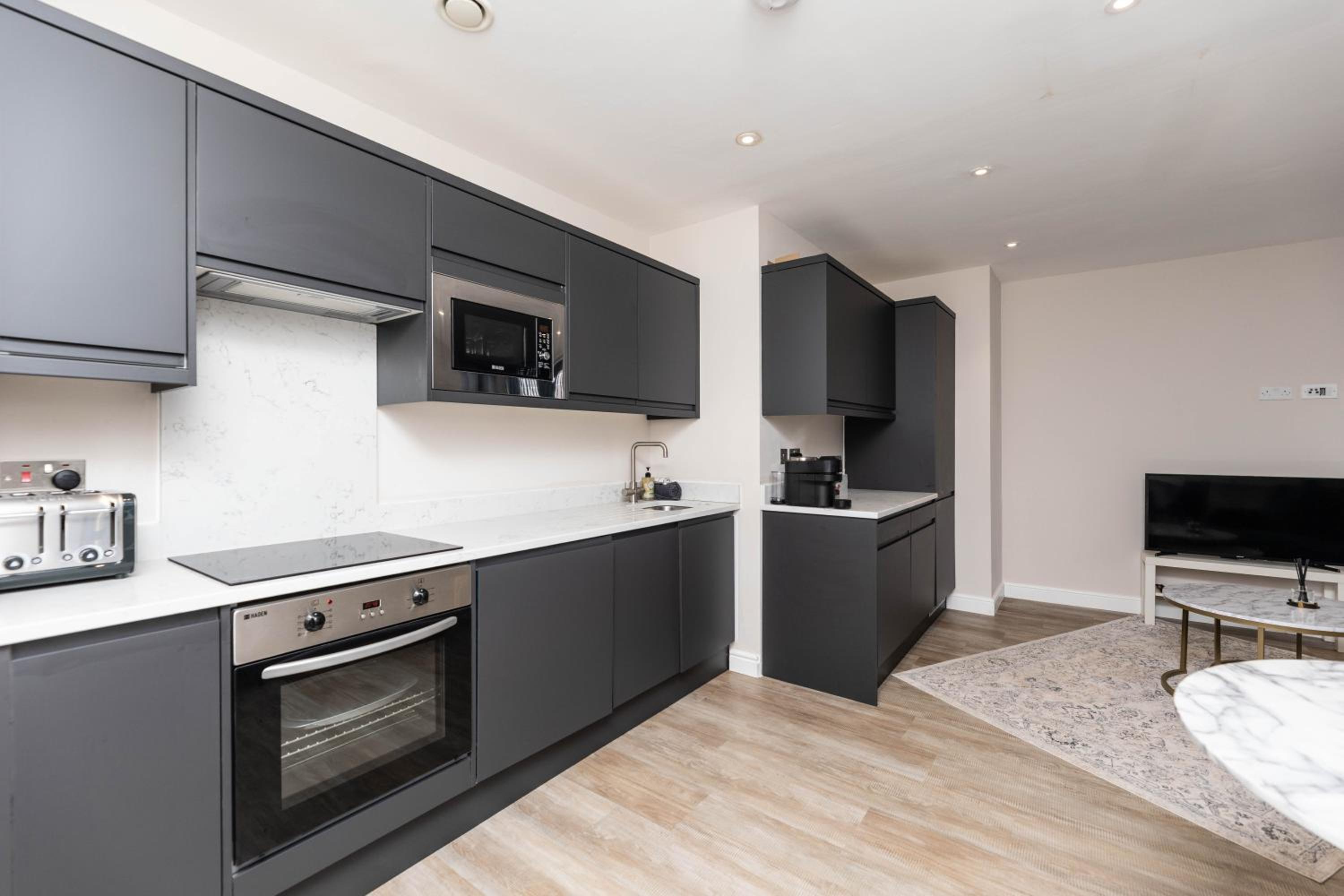 Stylish City Centre Flat - Walk to Trinity & Station