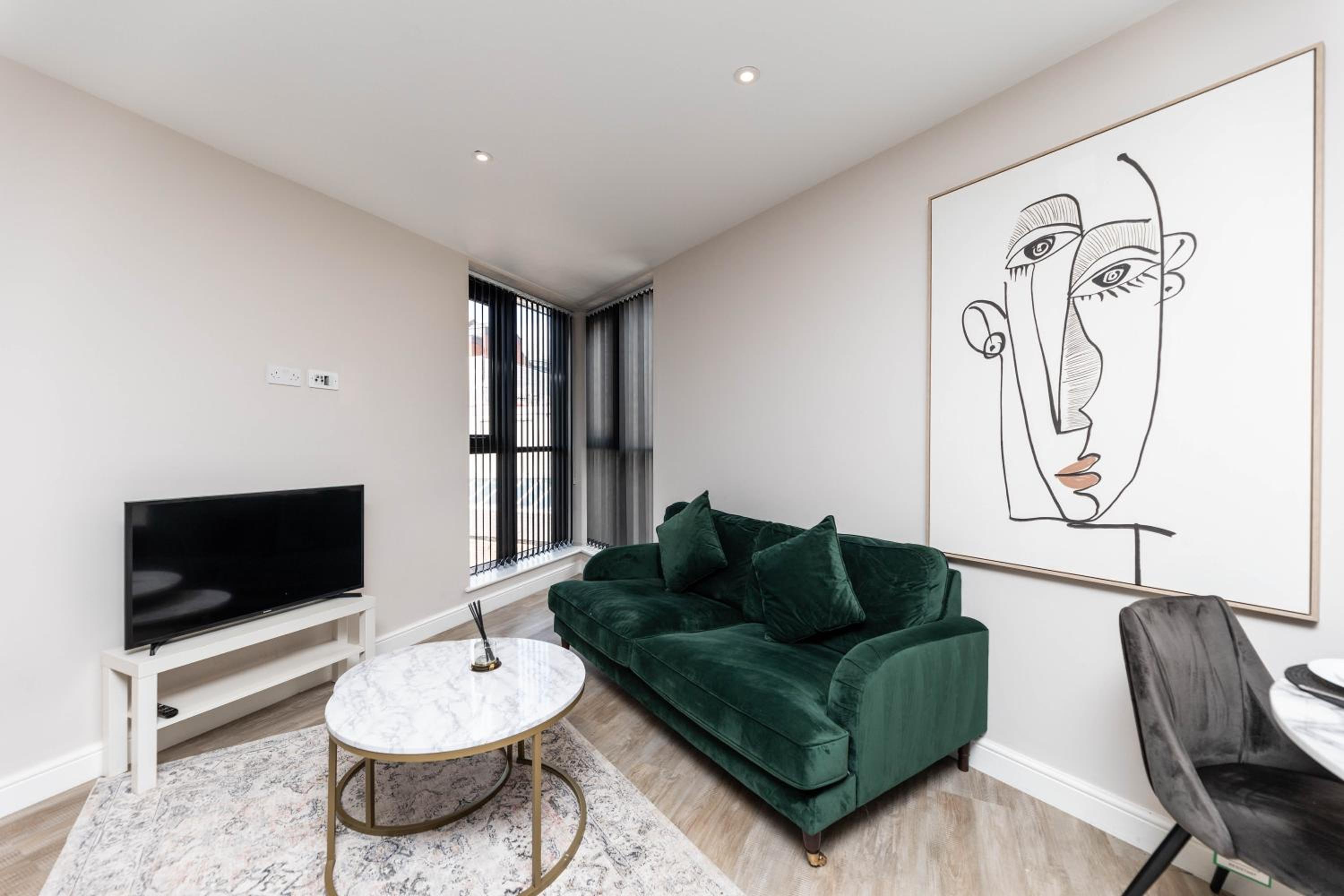 Stylish City Centre Flat - Walk to Trinity & Station