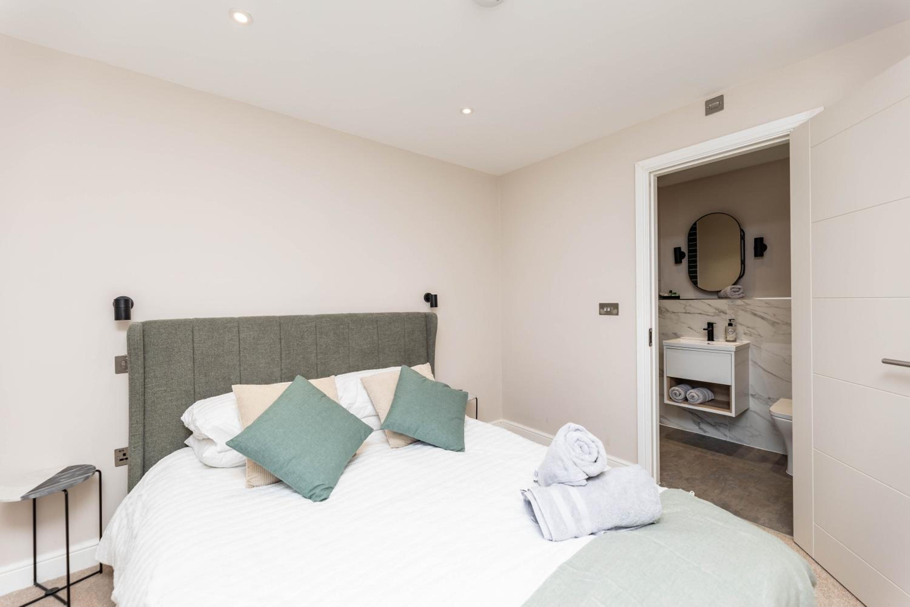 Stylish City Centre Flat - Walk to Trinity & Station
