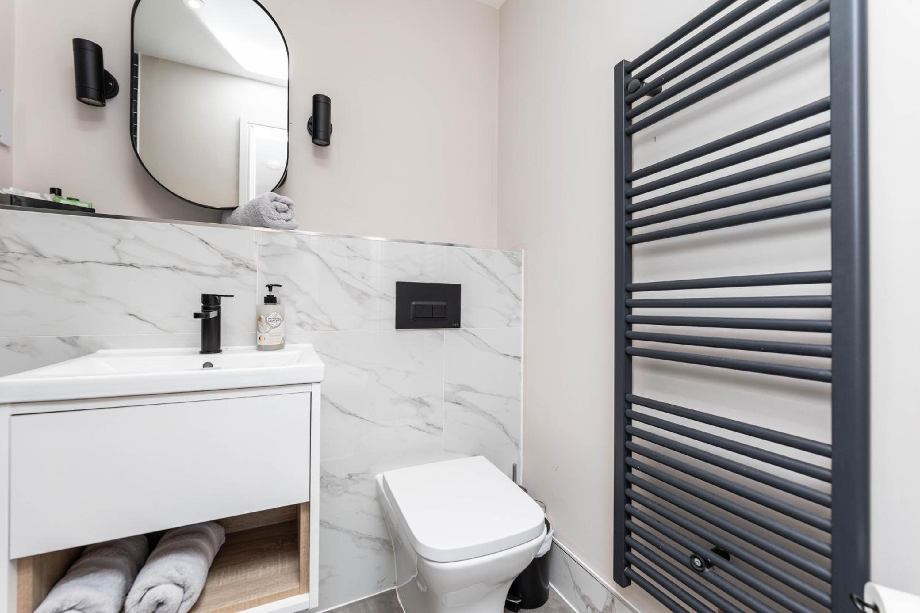 Stylish City Centre Flat - Walk to Trinity & Station