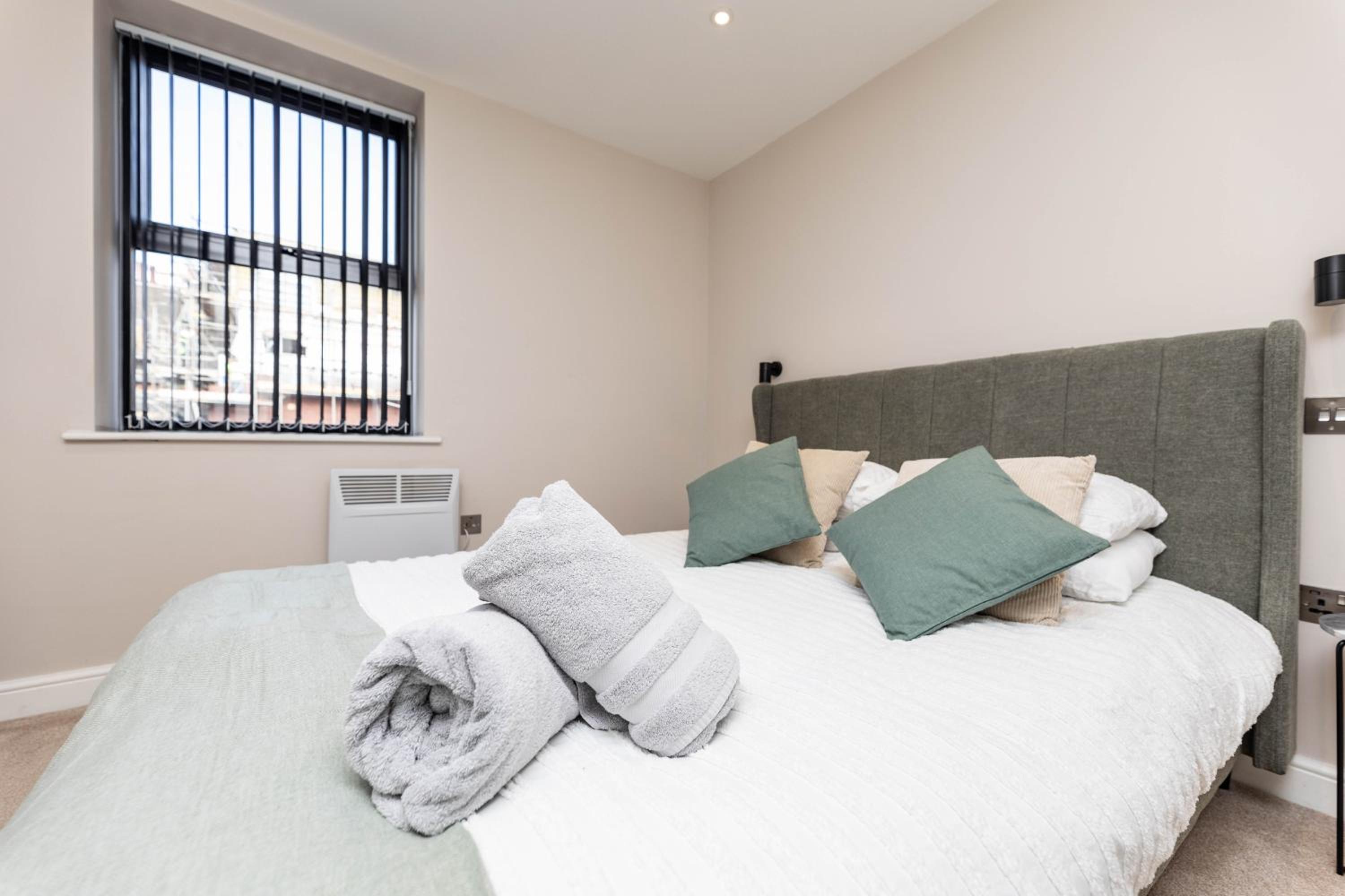 Stylish City Centre Flat - Walk to Trinity & Station