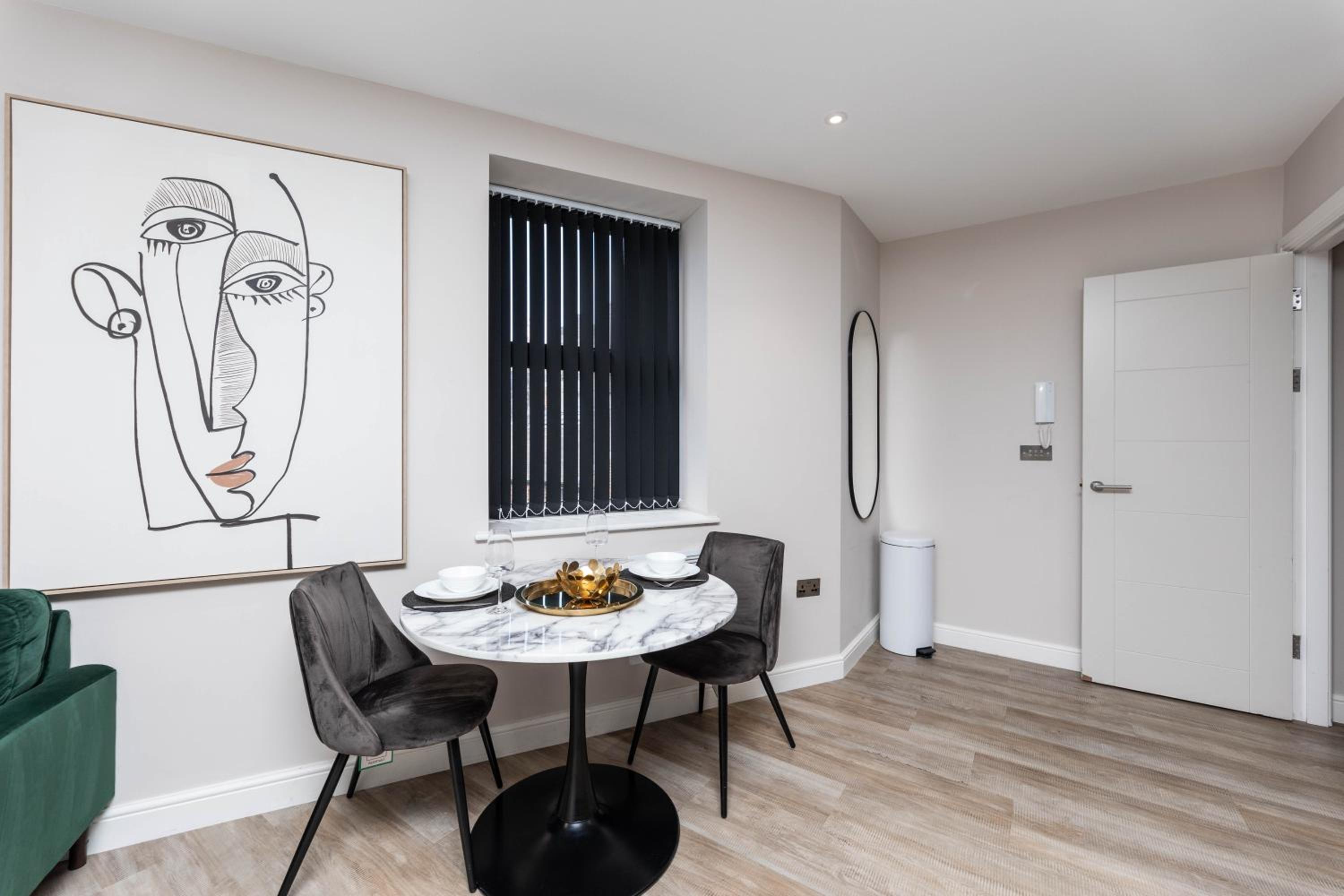Stylish City Centre Flat - Walk to Trinity & Station