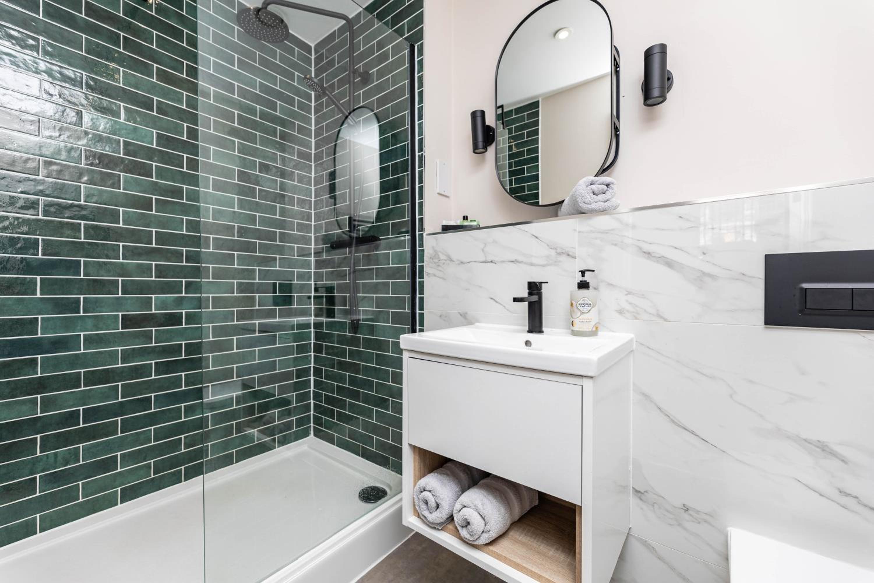 Stylish City Centre Flat - Walk to Trinity & Station