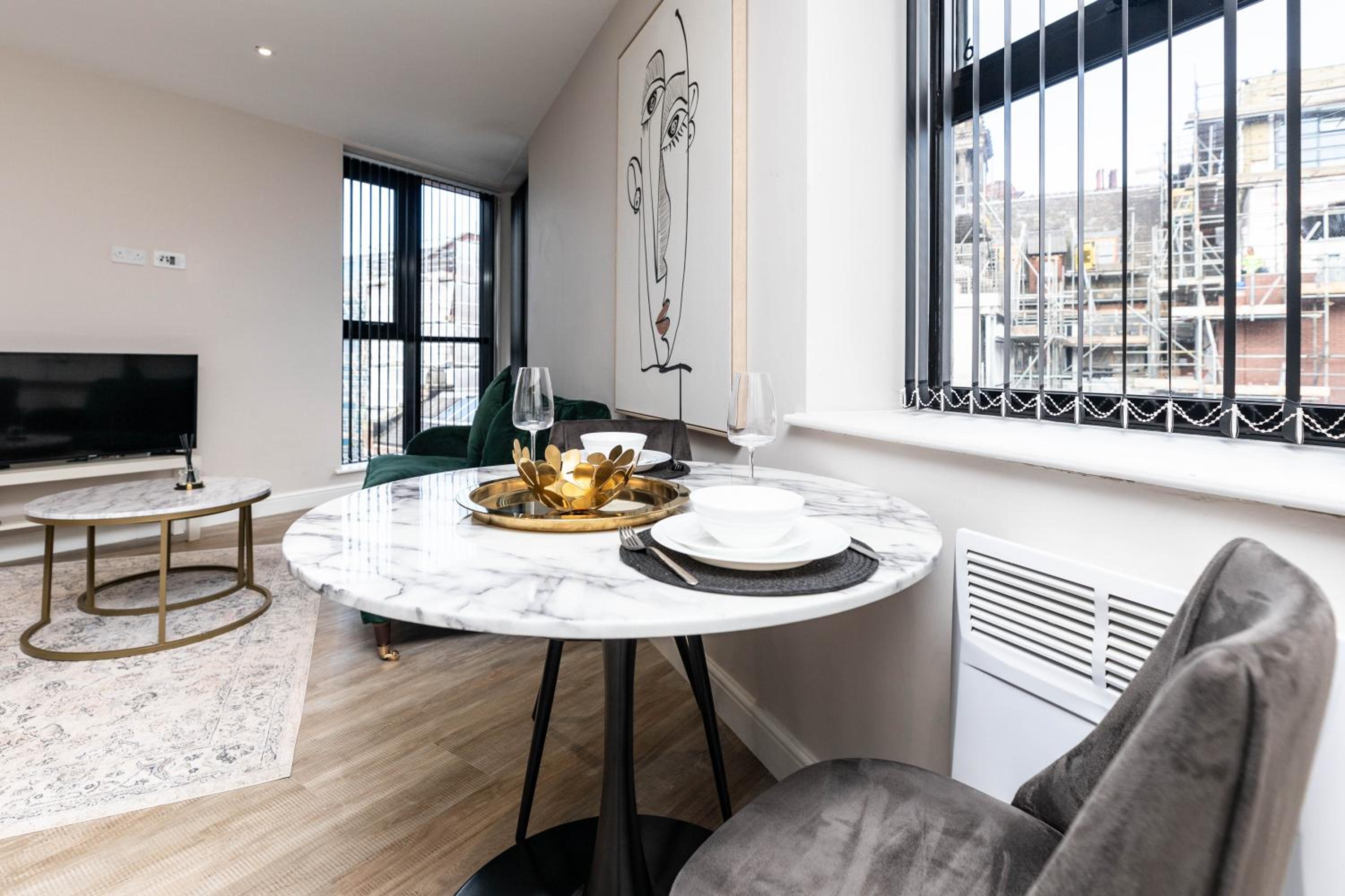 Stylish City Centre Flat - Walk to Trinity & Station