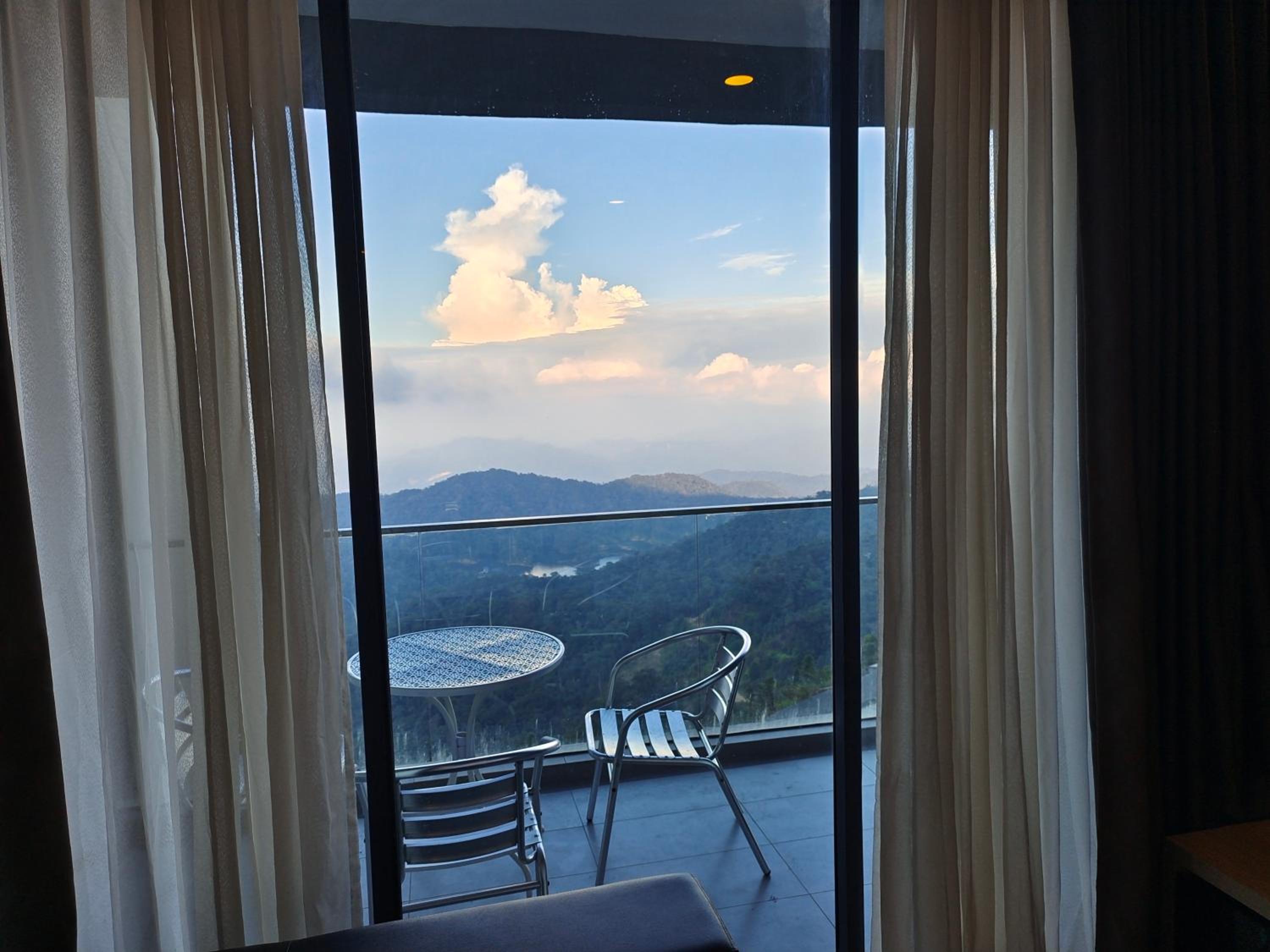Genting Hilltop Homestay King & 5 framed bed for 7 photo 7