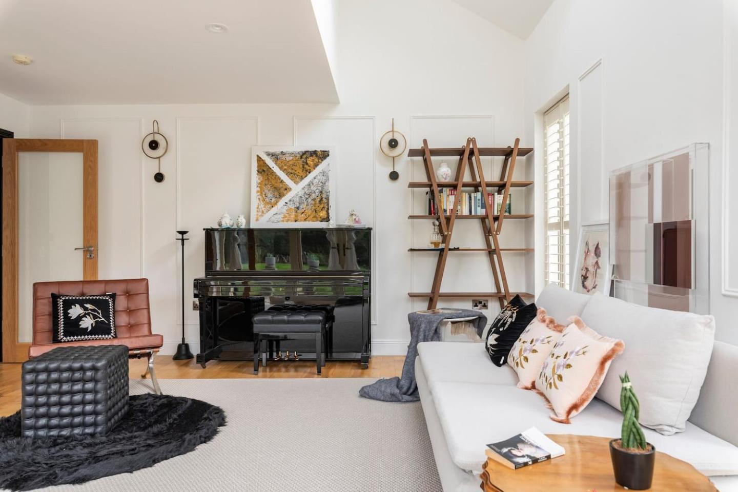 Double bedroom with private toilet and shower, easy to city center