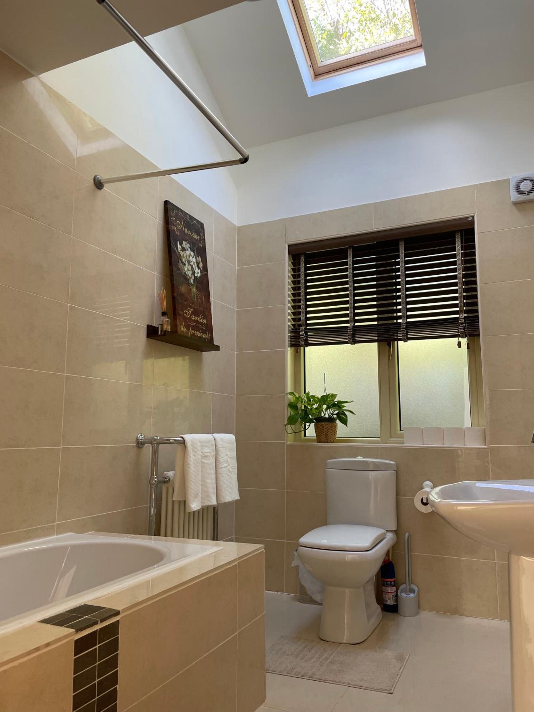 Double bedroom with private toilet and shower, easy to city center