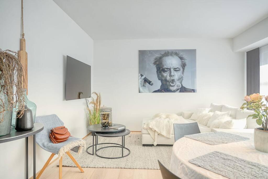 Spacious and Cosy 2-Bedroom seaside Apartment in K