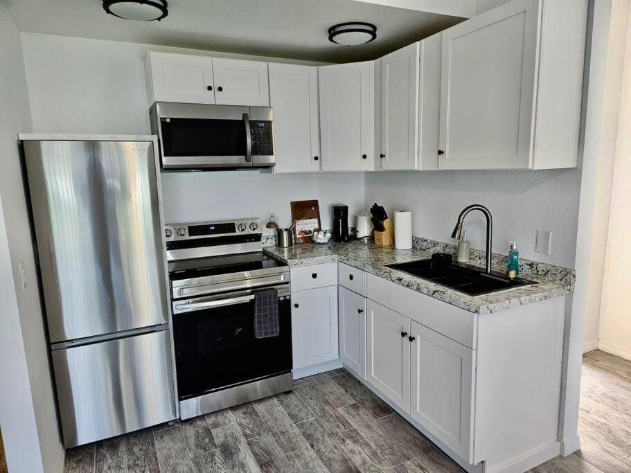 Newly Renovated 3BR2BA , Great Location view 4