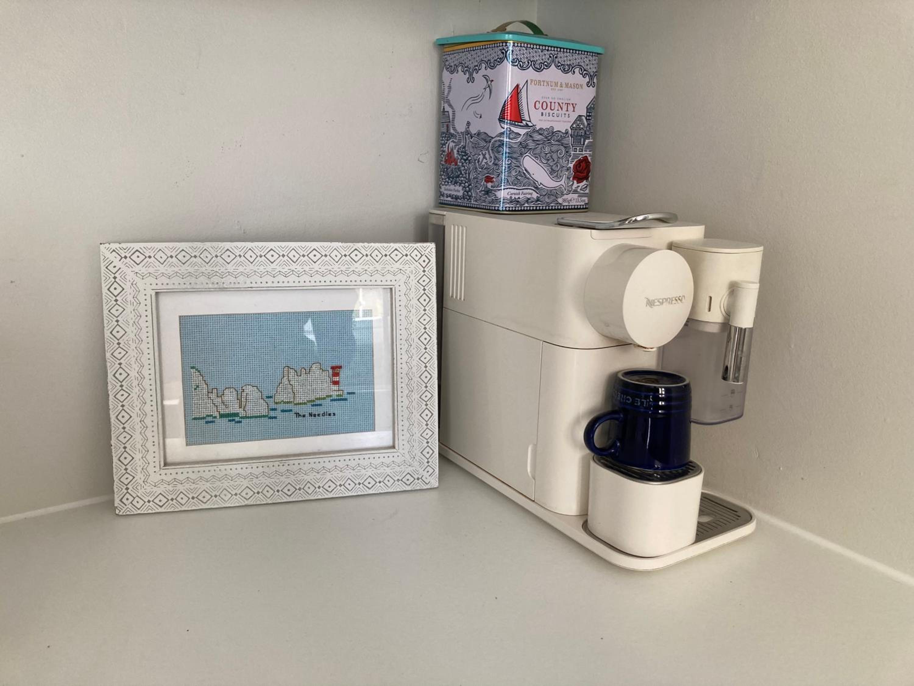 Cosy Coastguard Cottage right next to the sea