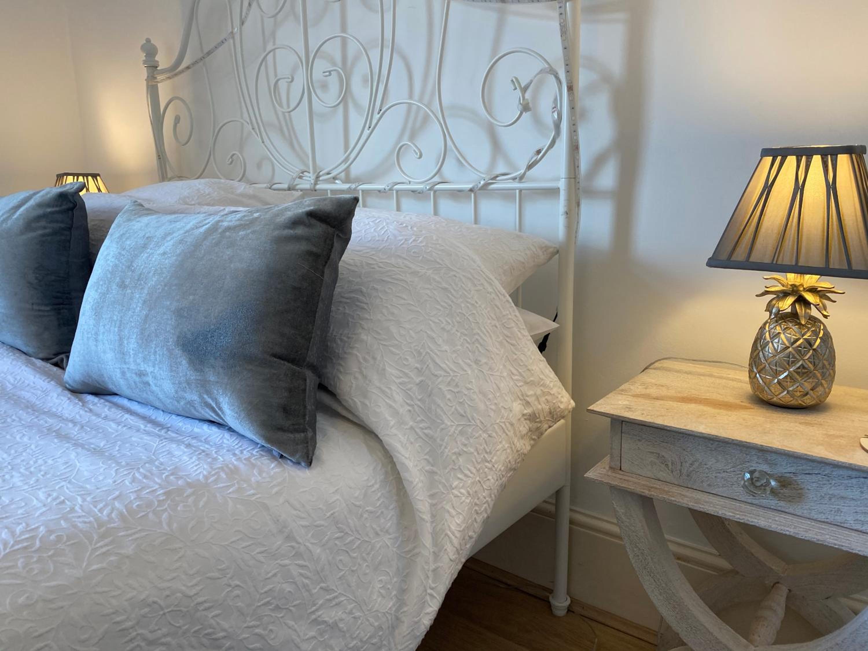 Deluxe Three Bed BnB in Henley-on-Thames near Station River & Town Centre view 3