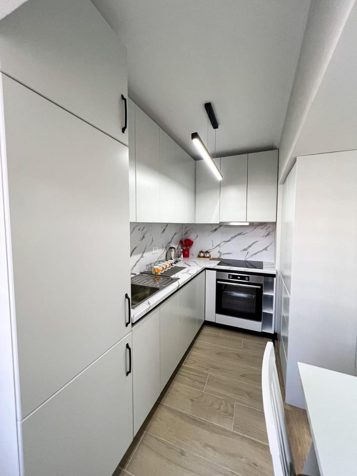 Komuna Parisit New Apartment