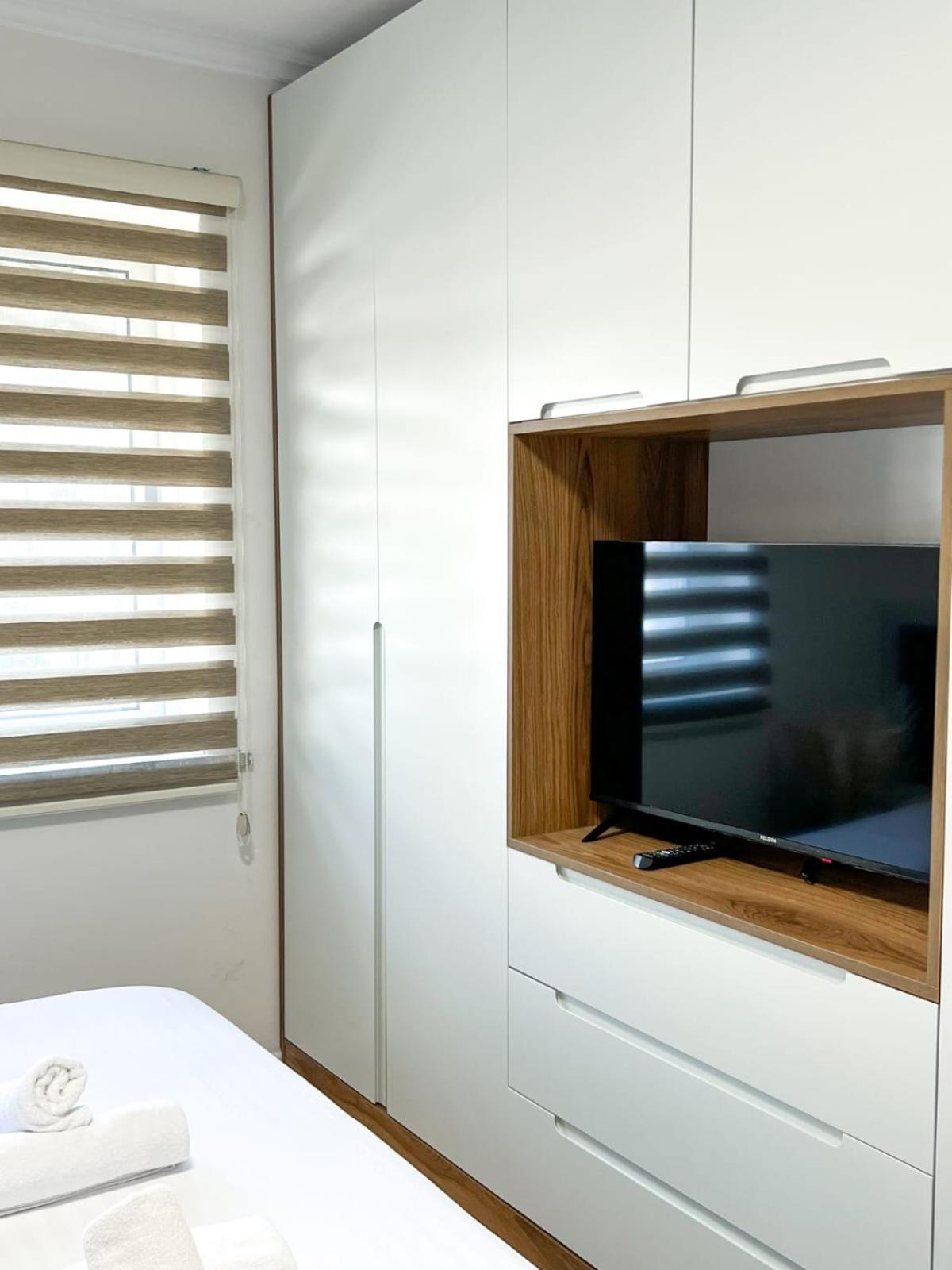 Komuna Parisit New Apartment