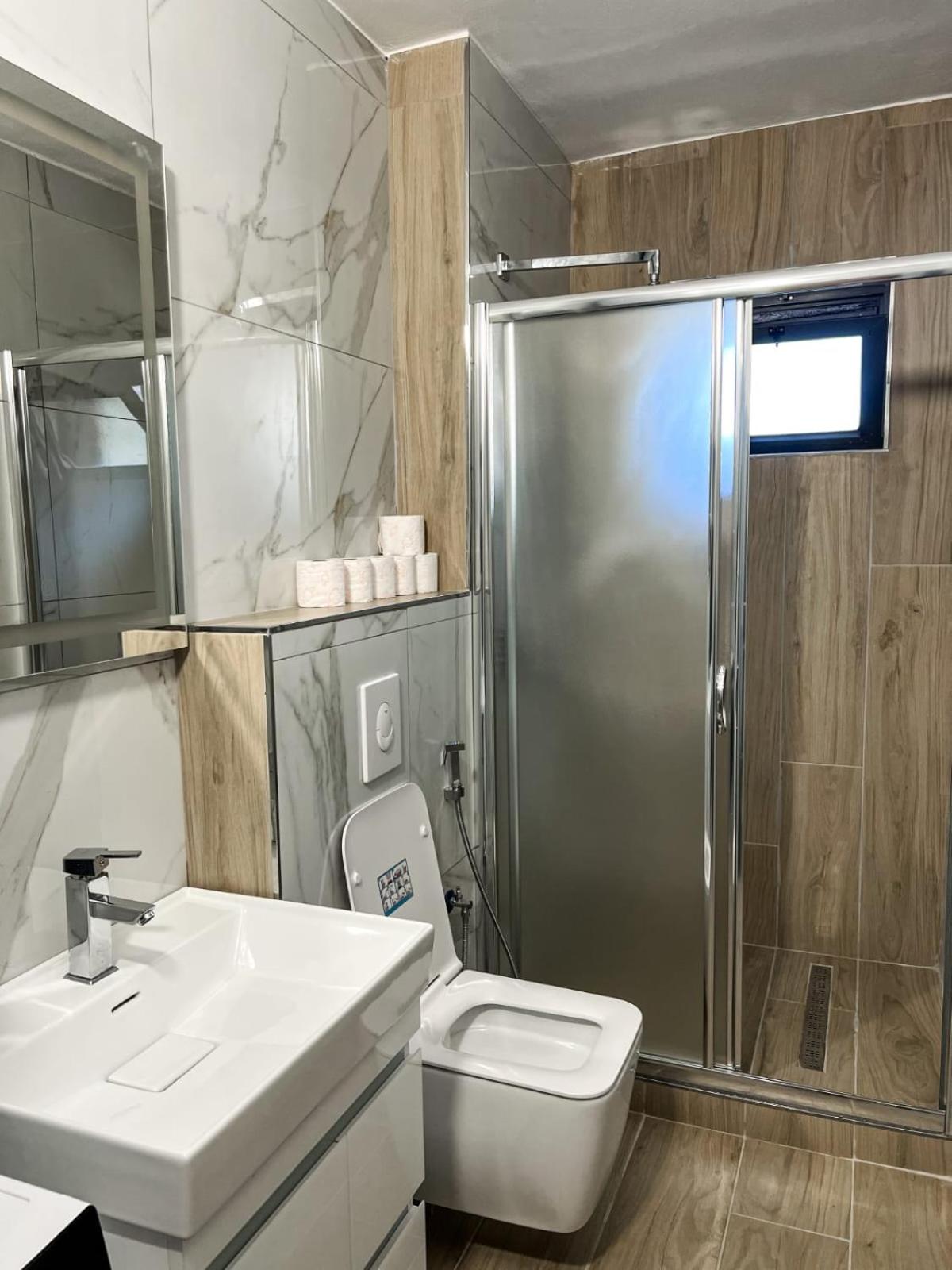 Komuna Parisit New Apartment