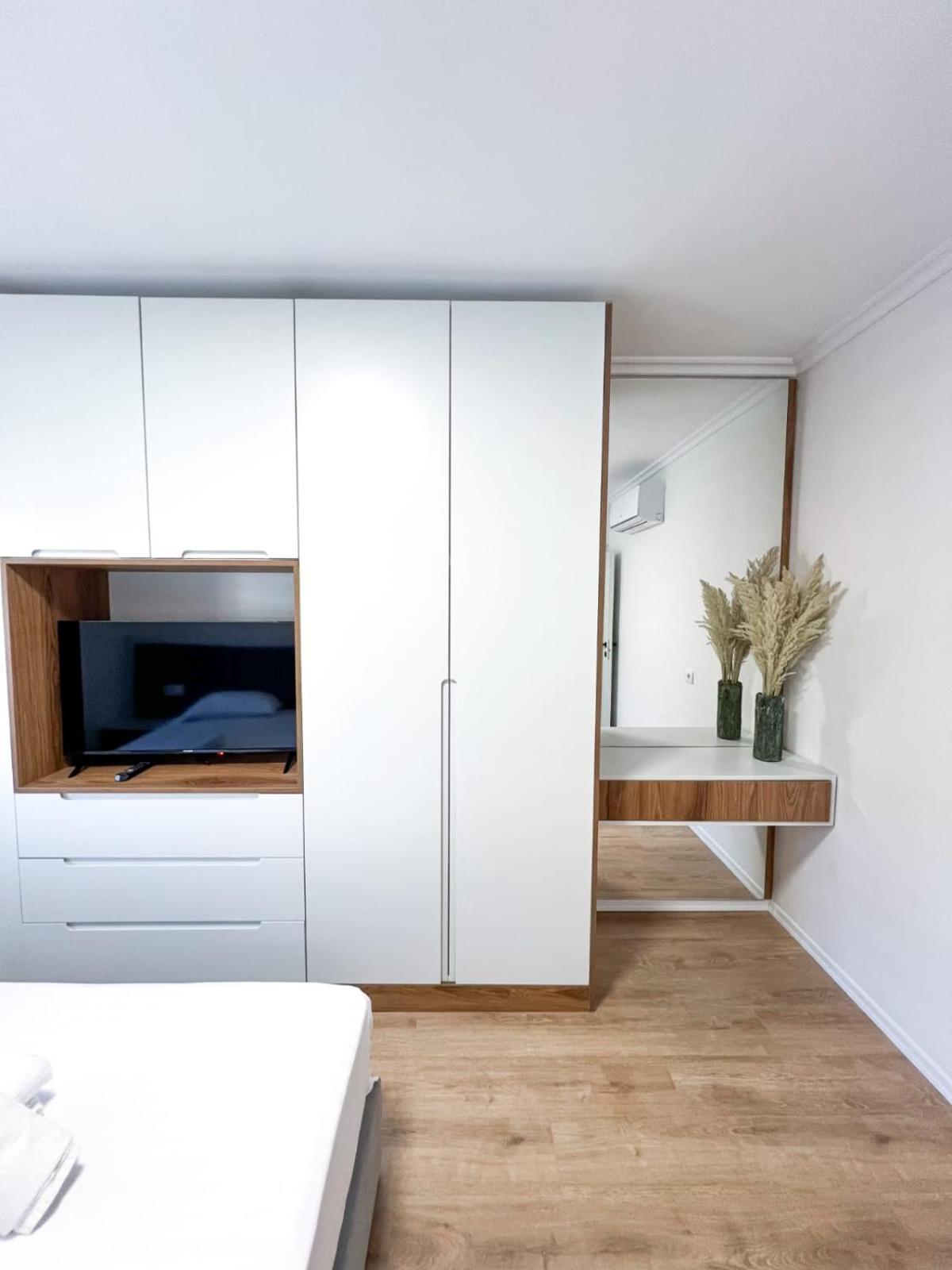 Komuna Parisit New Apartment