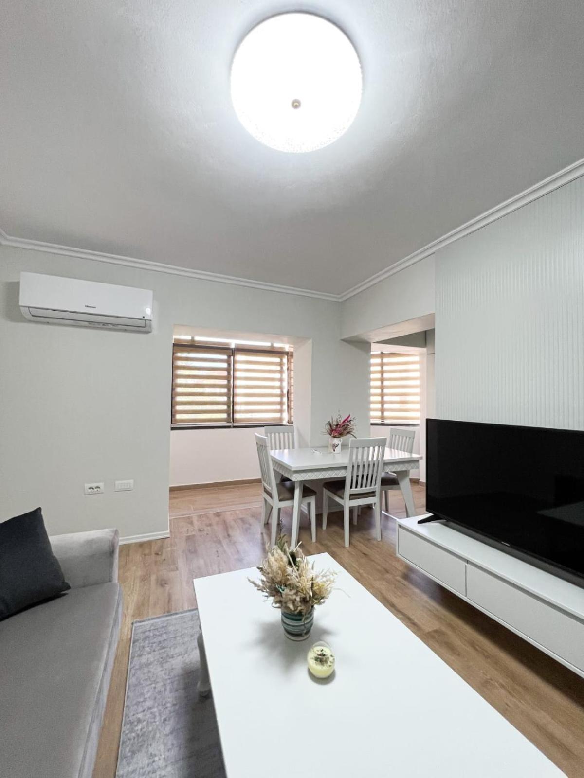 Komuna Parisit New Apartment