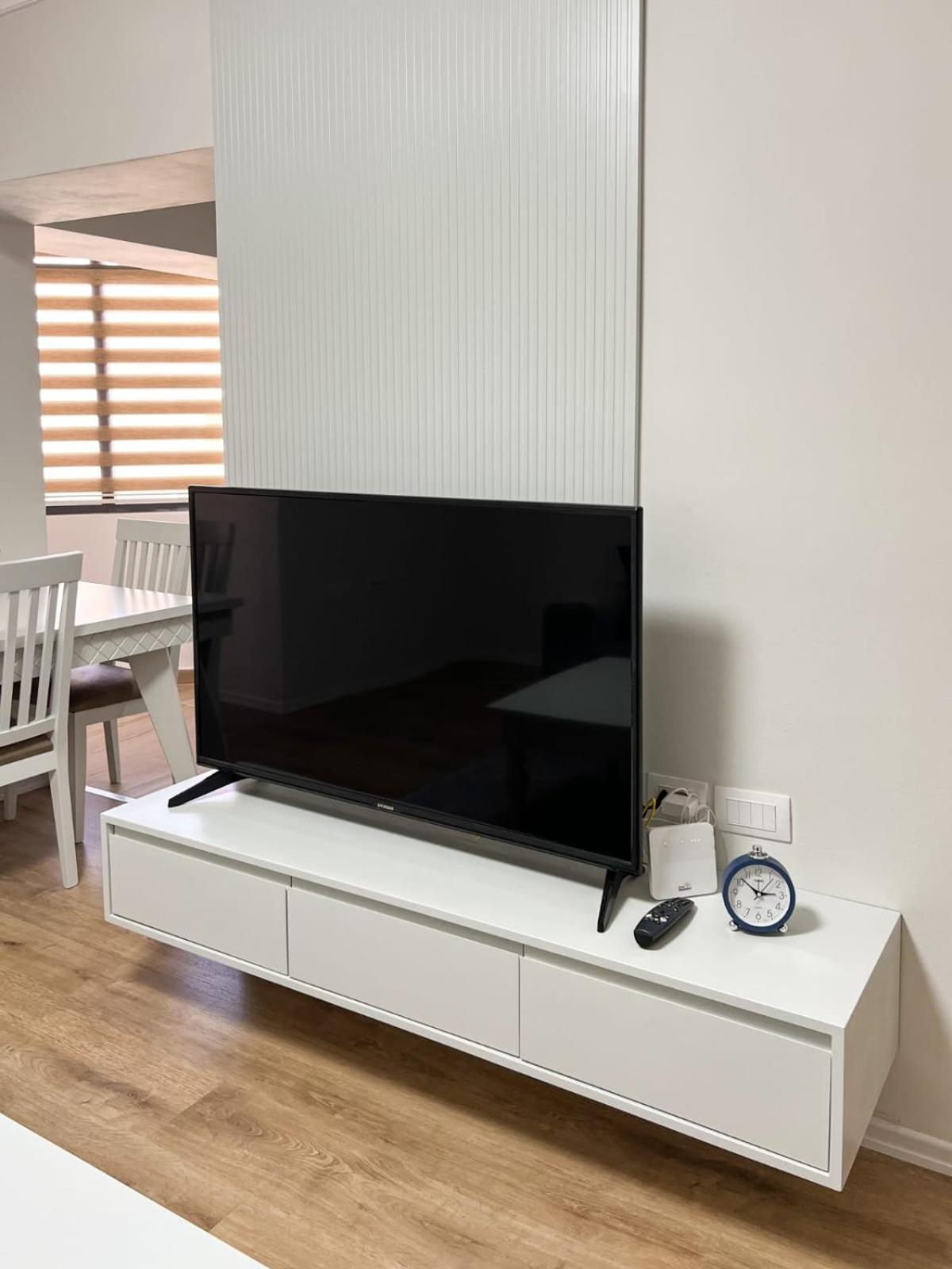 Komuna Parisit New Apartment