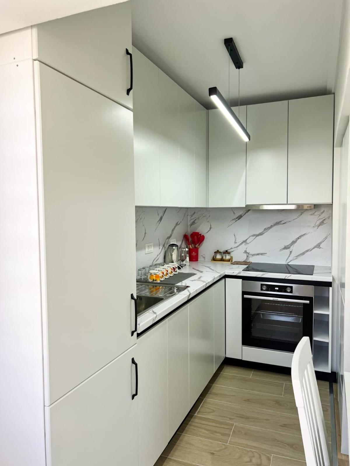 Komuna Parisit New Apartment