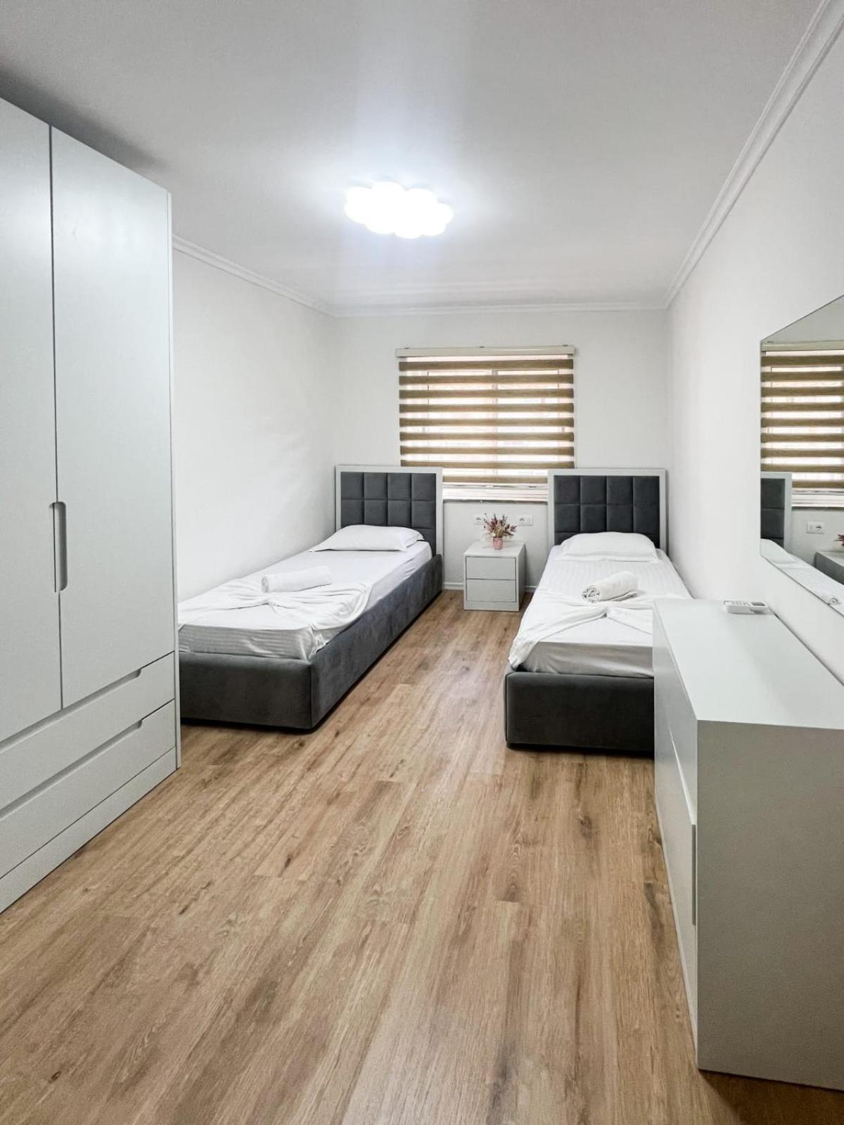 Komuna Parisit New Apartment