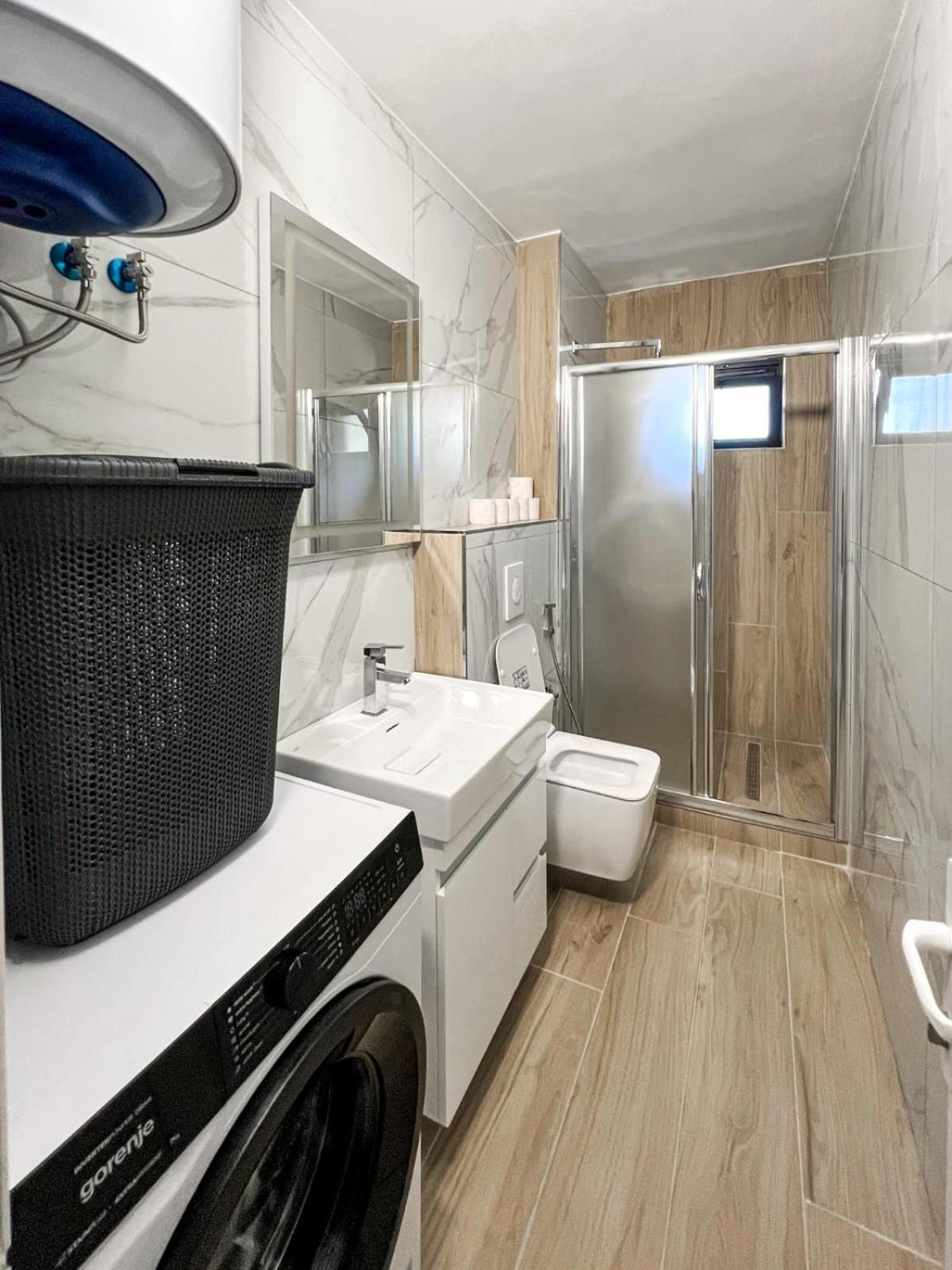 Komuna Parisit New Apartment