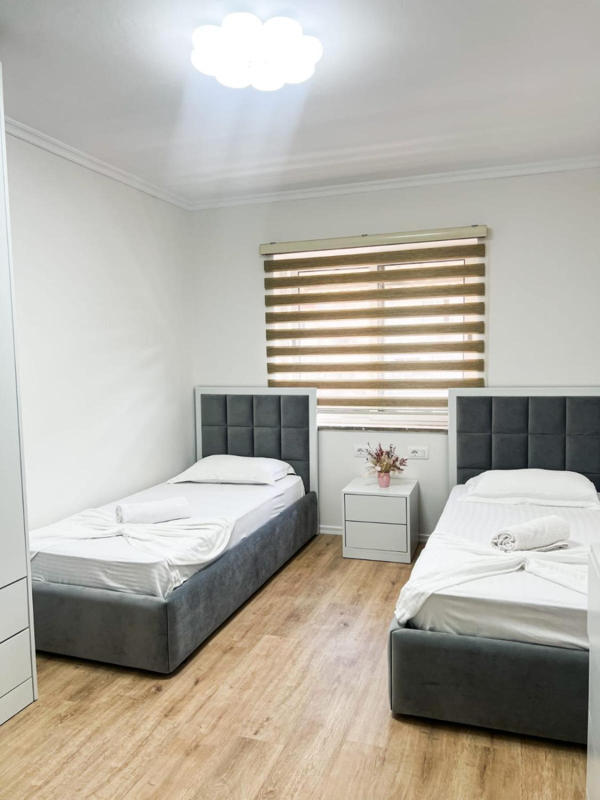 Komuna Parisit New Apartment