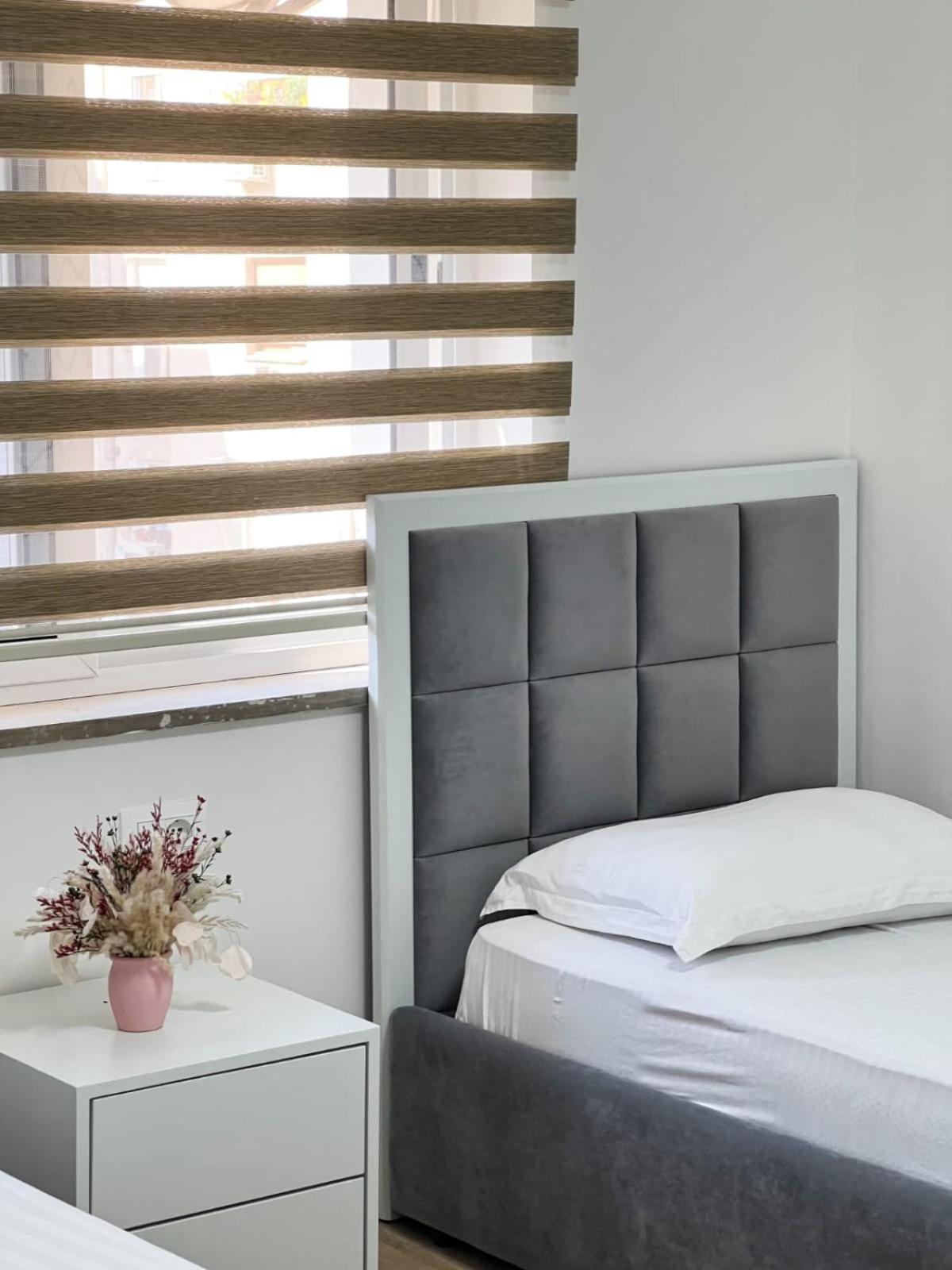 Komuna Parisit New Apartment