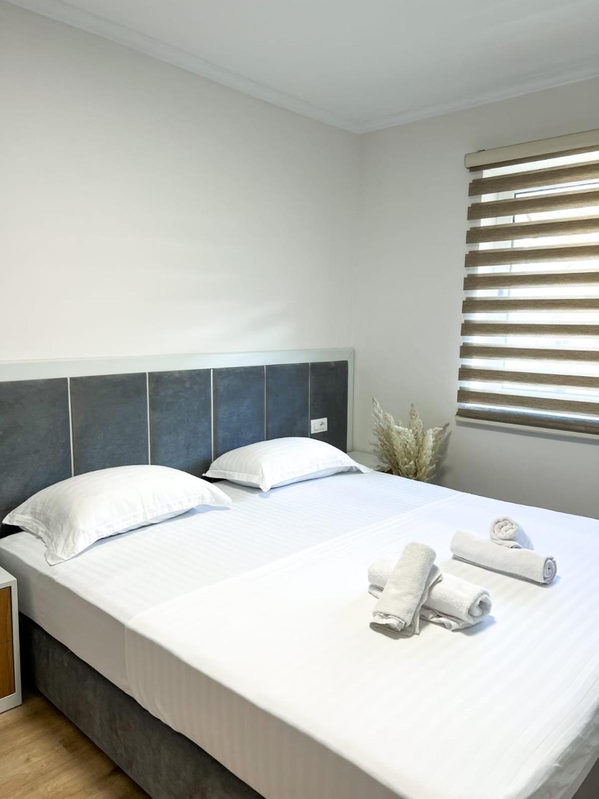 Komuna Parisit New Apartment