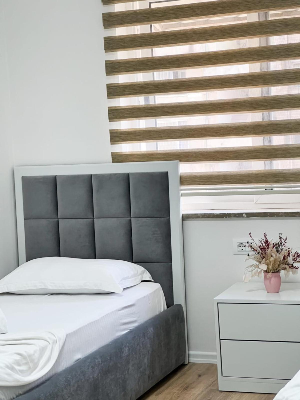 Komuna Parisit New Apartment