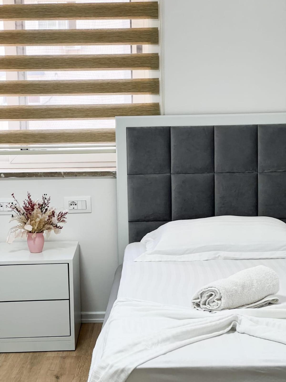 Komuna Parisit New Apartment