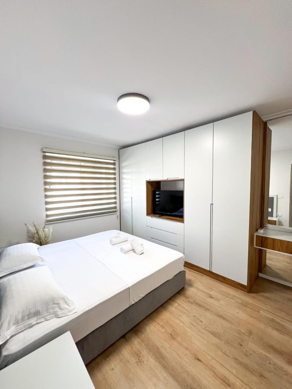 Komuna Parisit New Apartment