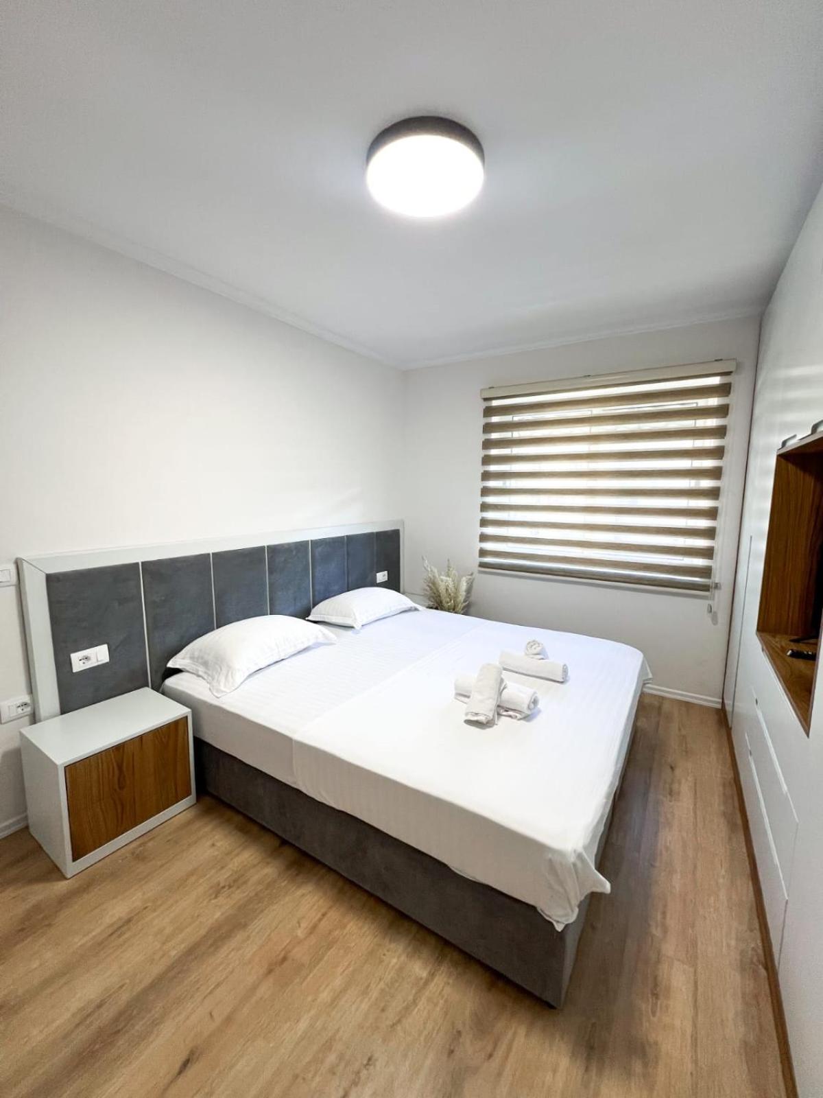 Komuna Parisit New Apartment