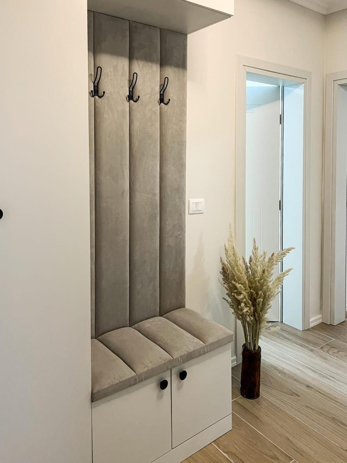 Komuna Parisit New Apartment