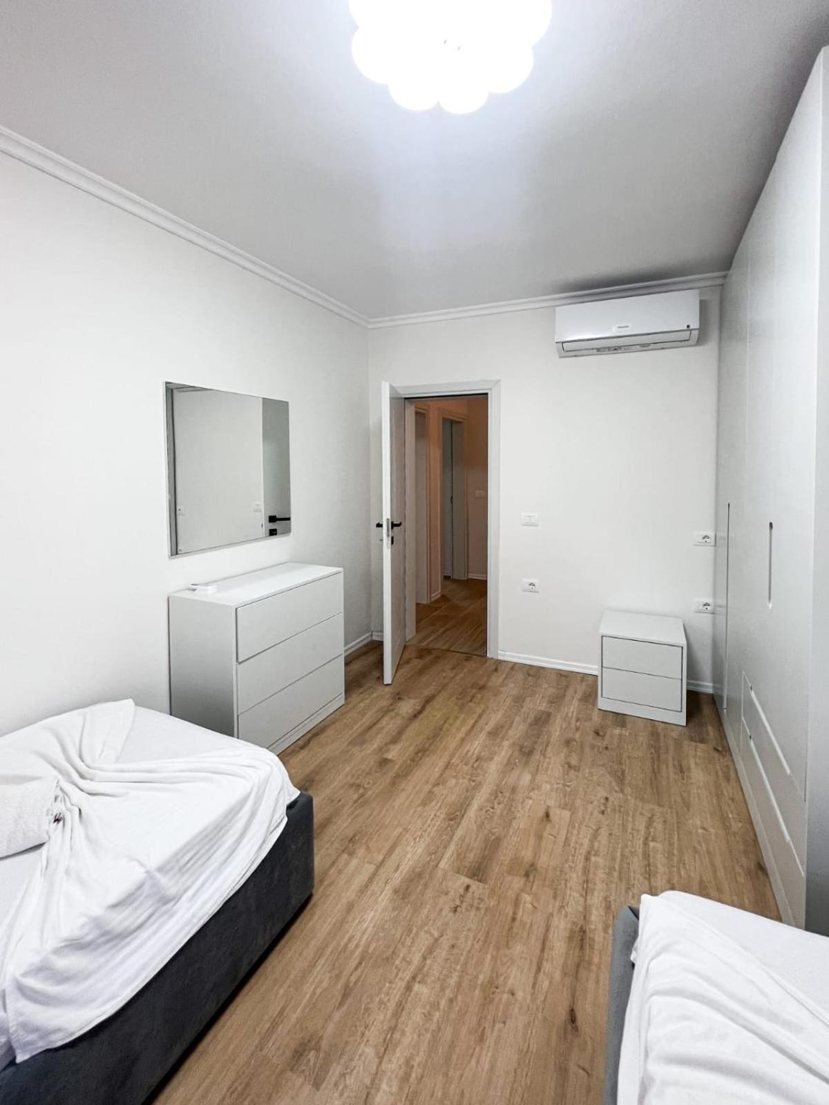 Komuna Parisit New Apartment