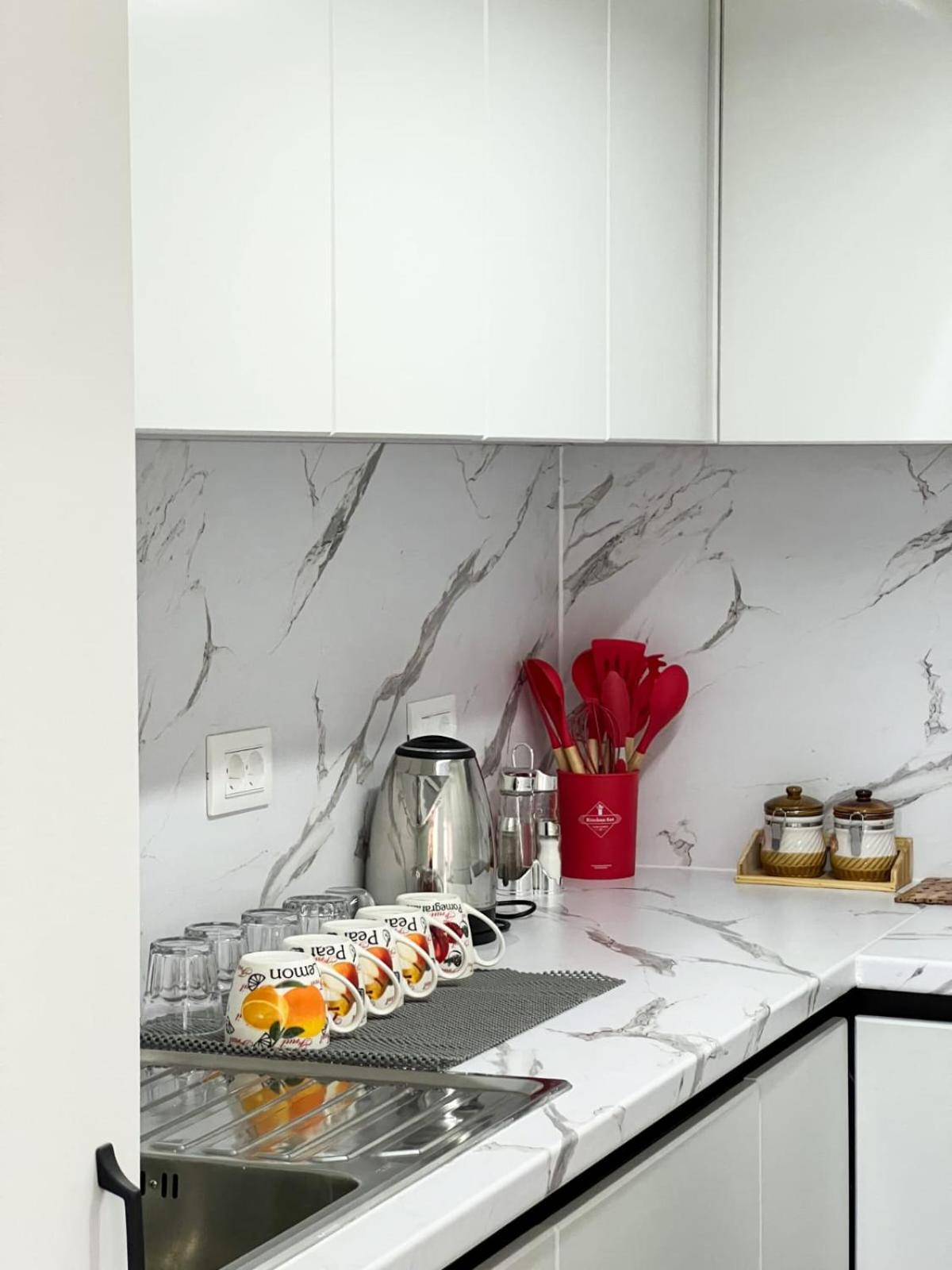 Komuna Parisit New Apartment