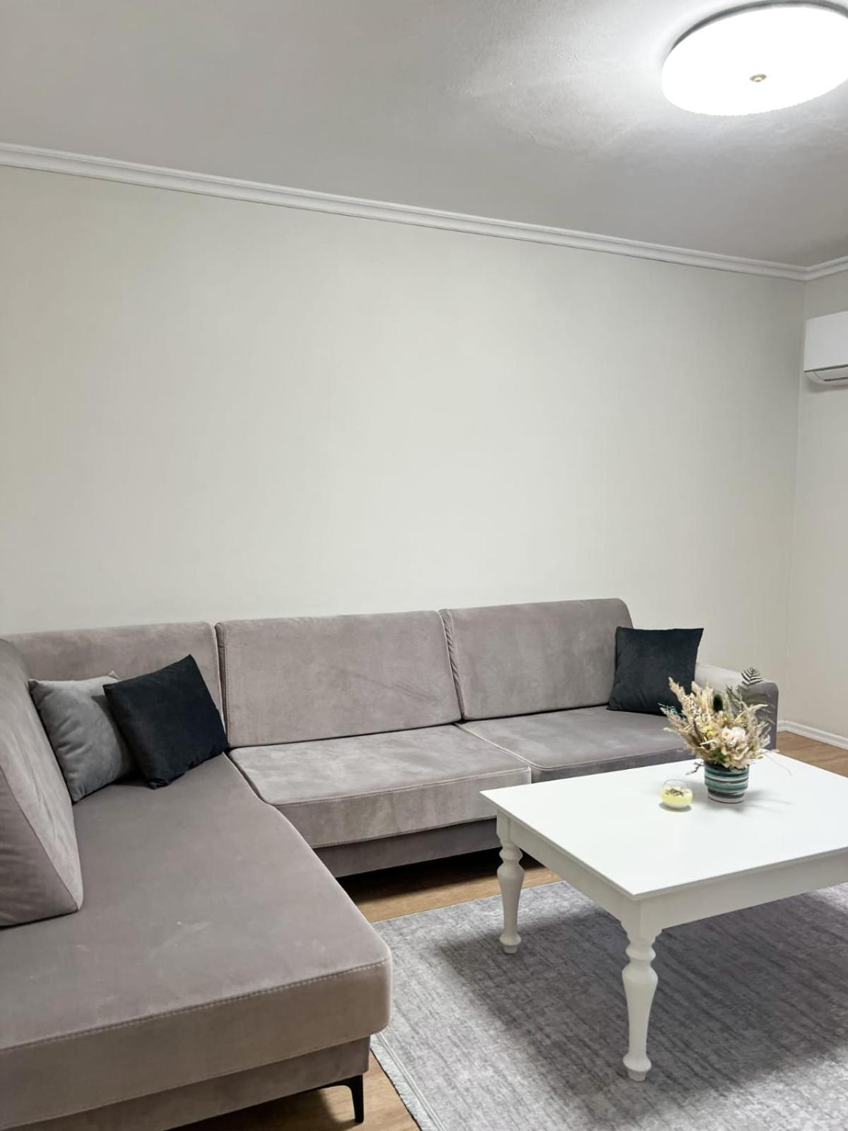 Komuna Parisit New Apartment