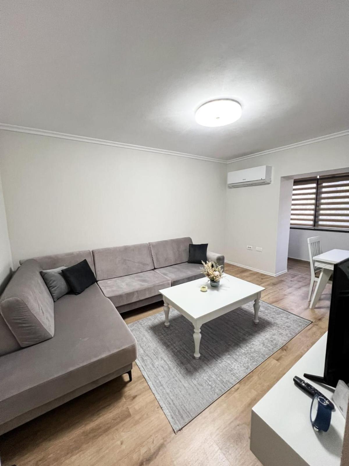 Komuna Parisit New Apartment