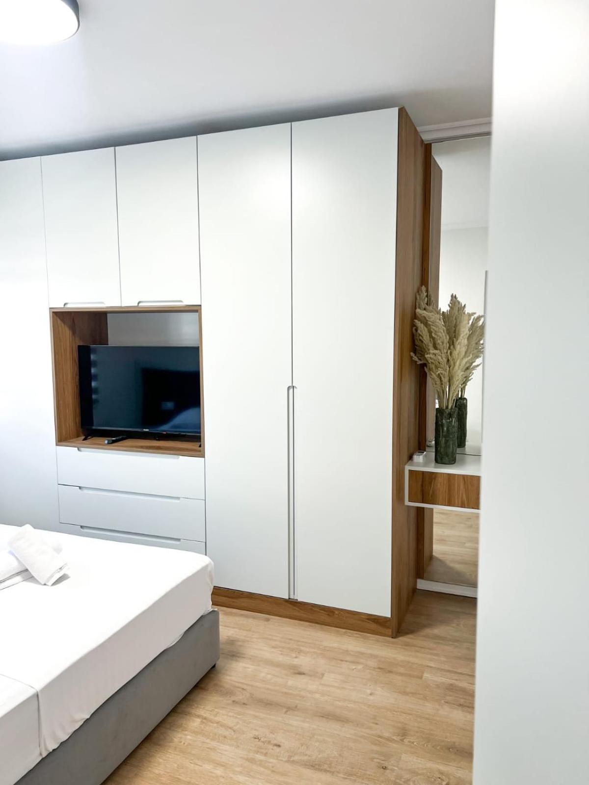 Komuna Parisit New Apartment