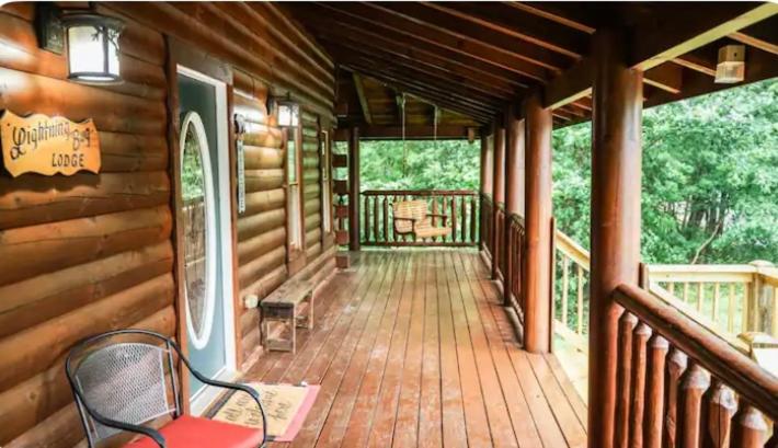 Mountaintop Cabin In Gated Resort Community view 4