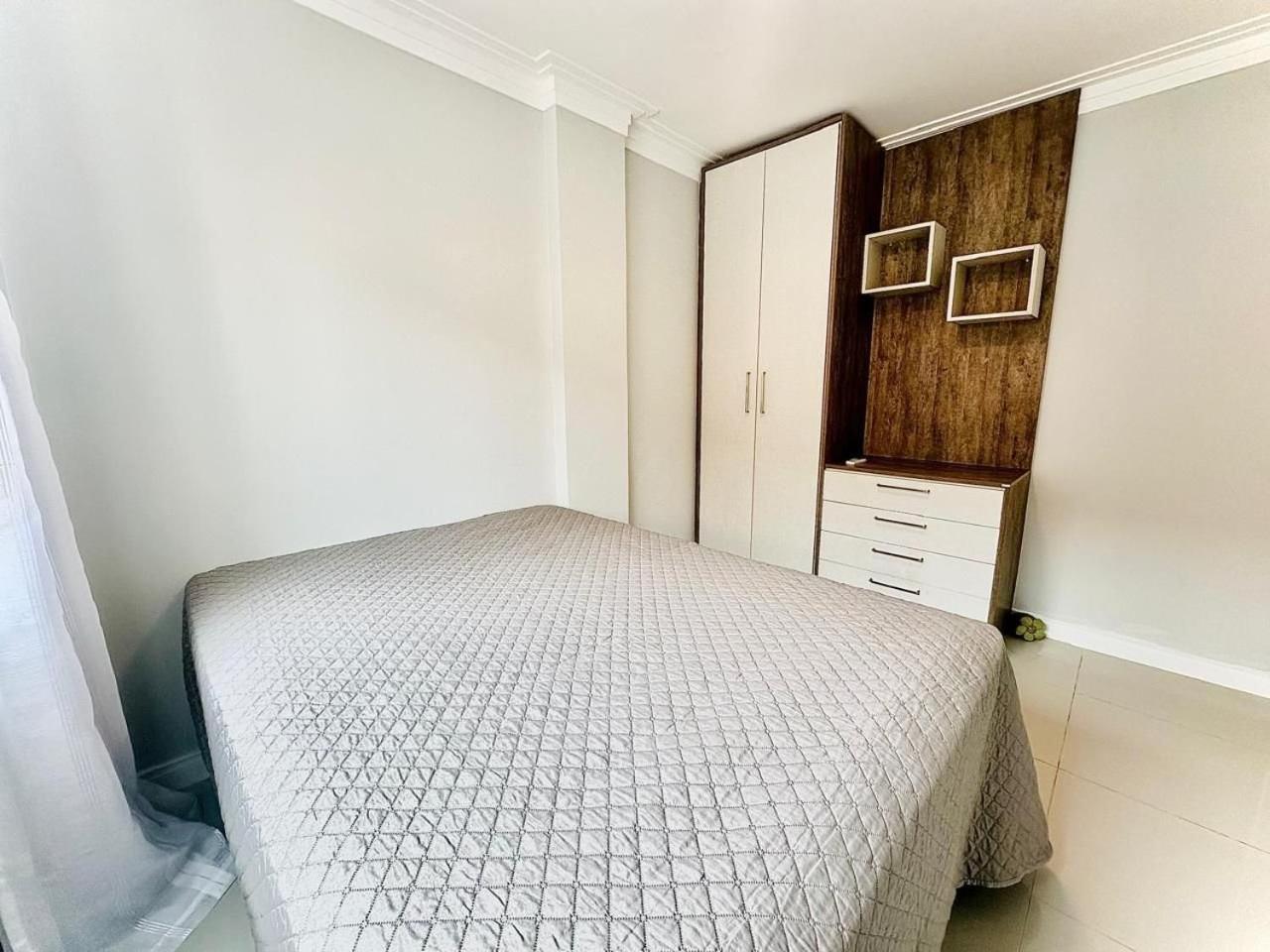 175 - Lindo Apartamento 3 dormitórios na praia de Bombas