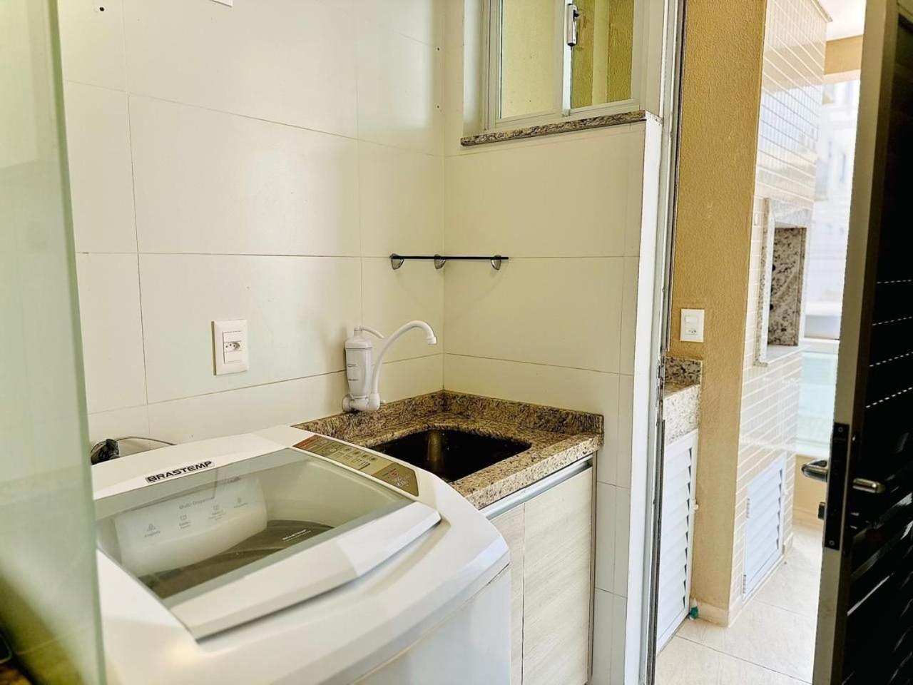 175 - Lindo Apartamento 3 dormitórios na praia de Bombas