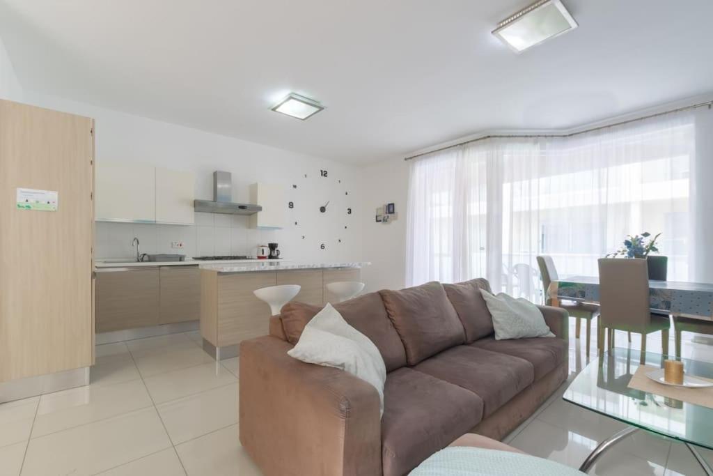 Spacious Apartment with Side Sea View photo 3
