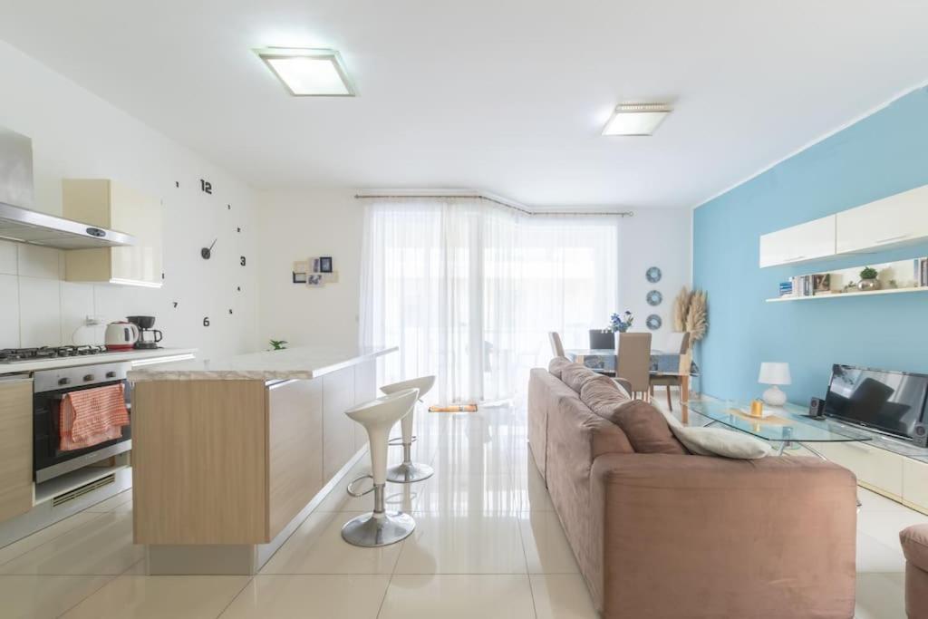 Spacious Apartment with Side Sea View photo 4