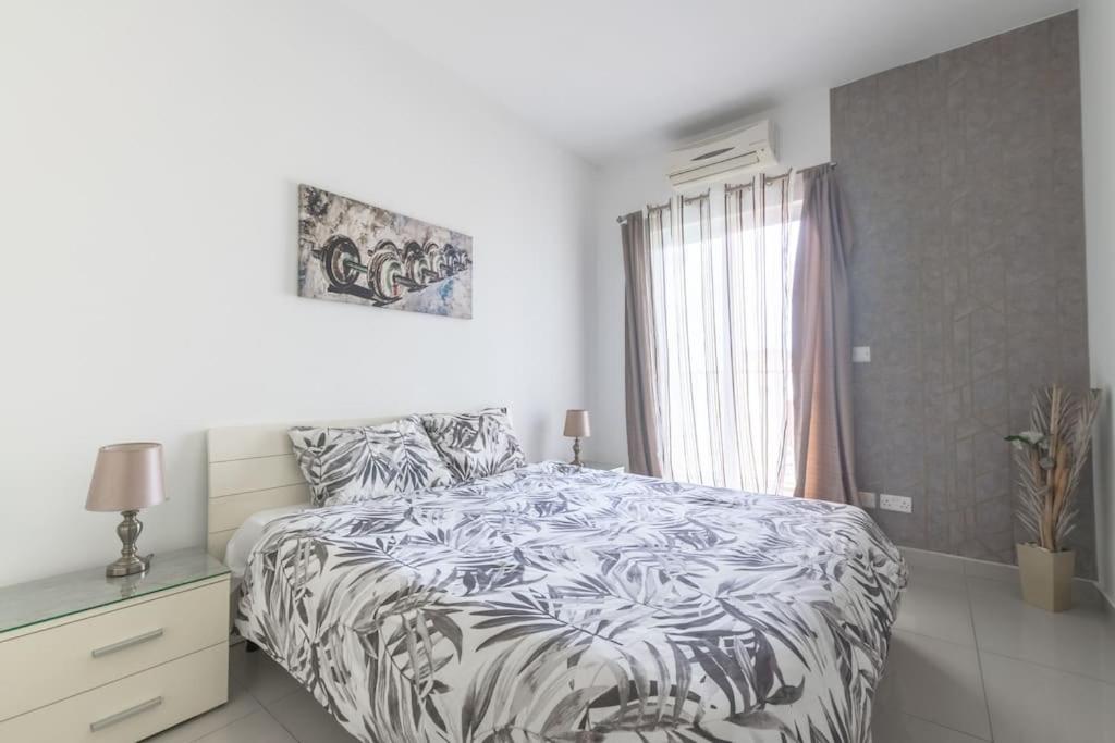 Spacious Apartment with Side Sea View photo 5