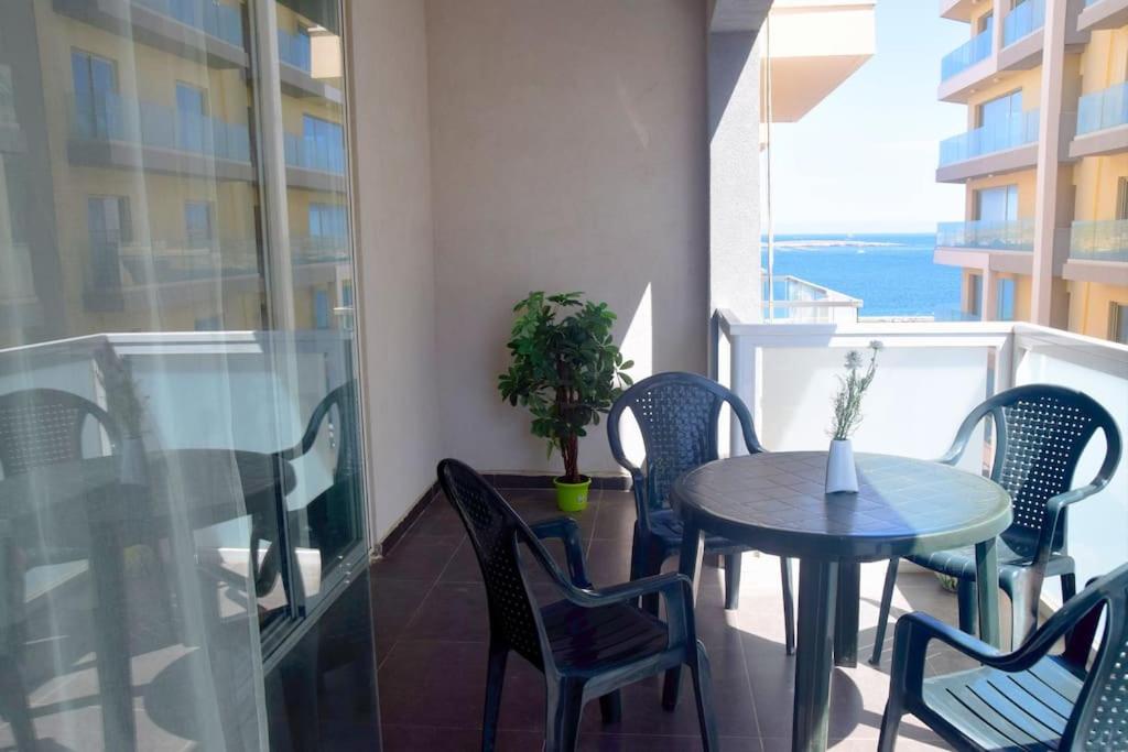 Spacious Apartment with Side Sea View photo 2