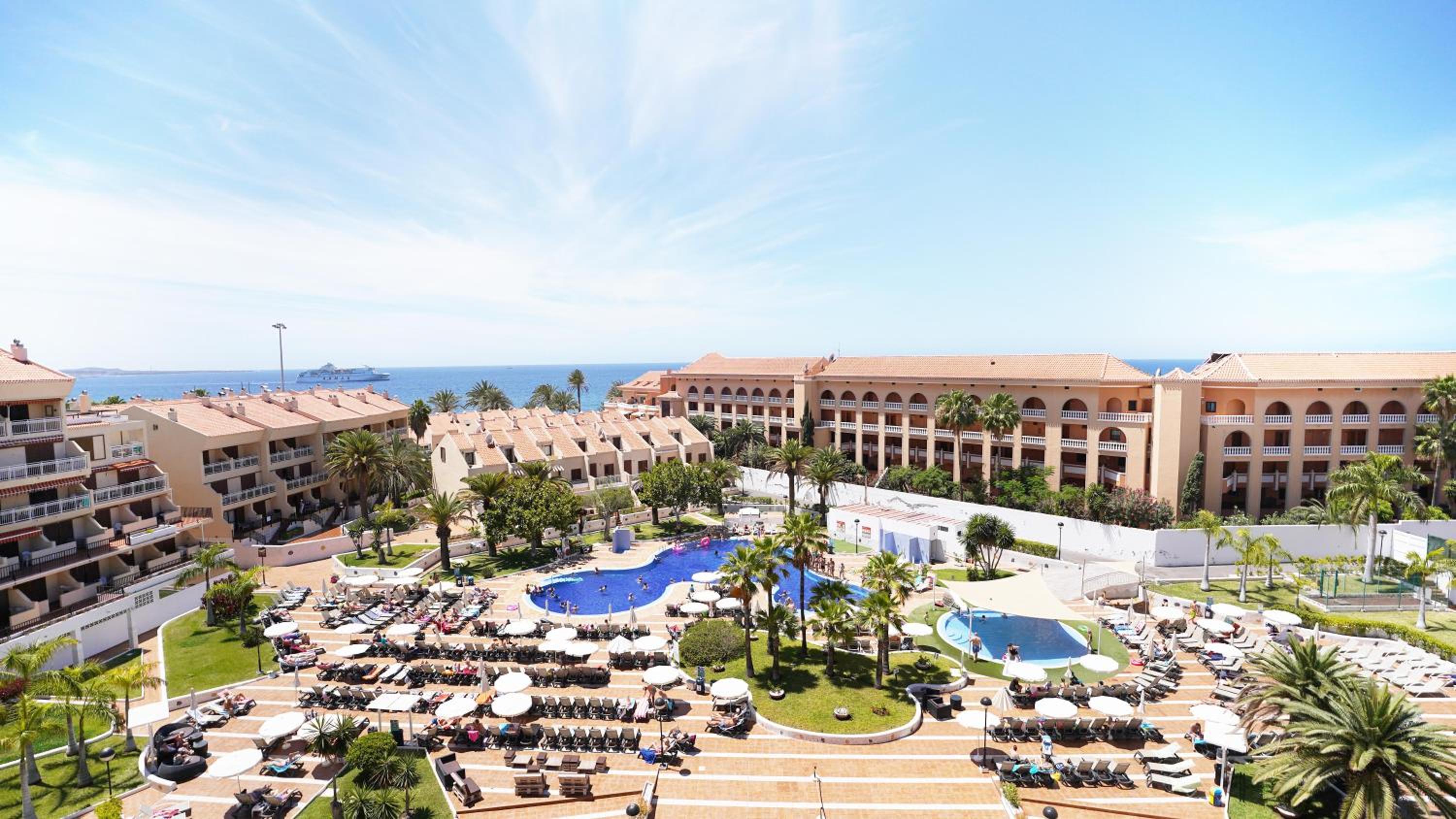 Coral Compostela Beach en Playa de las Americas — building
