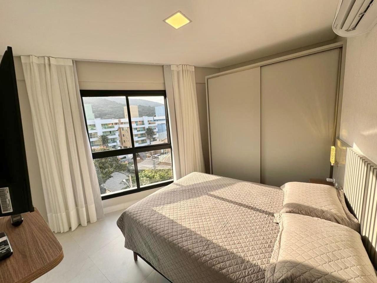 002D - Lindo apartamento na praia de Bombas