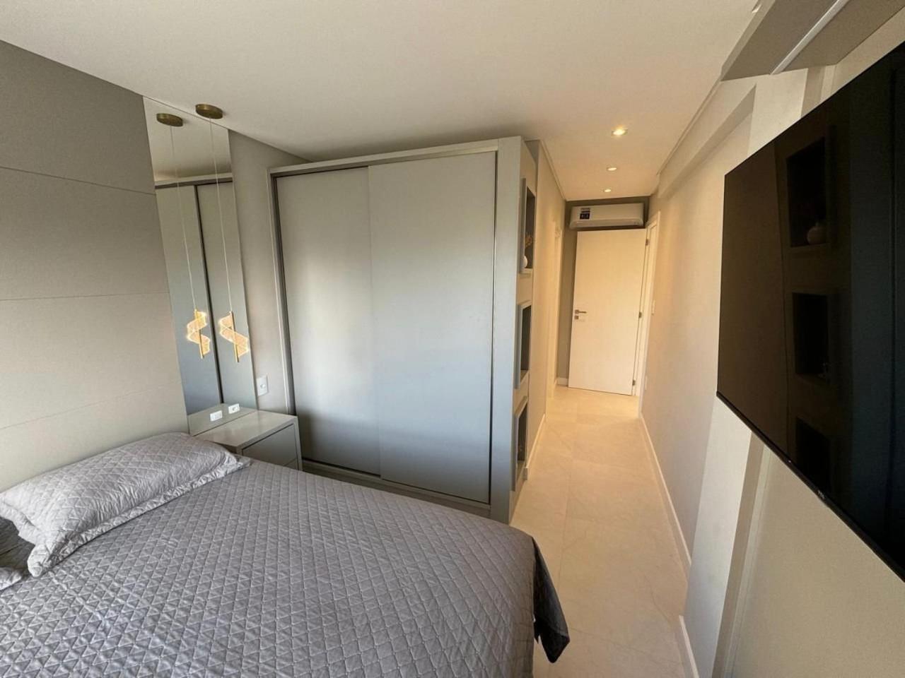 002D - Lindo apartamento na praia de Bombas