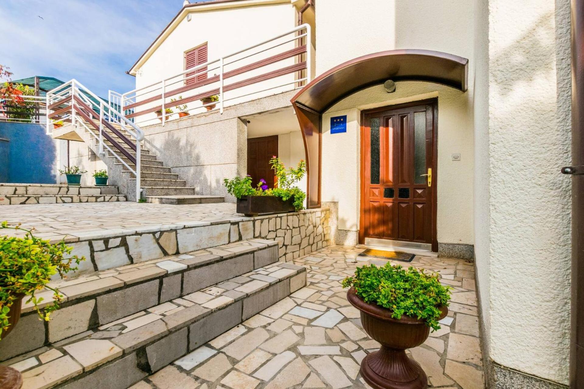 Comfortable apartment PUH with built barbecue in Pula view 2