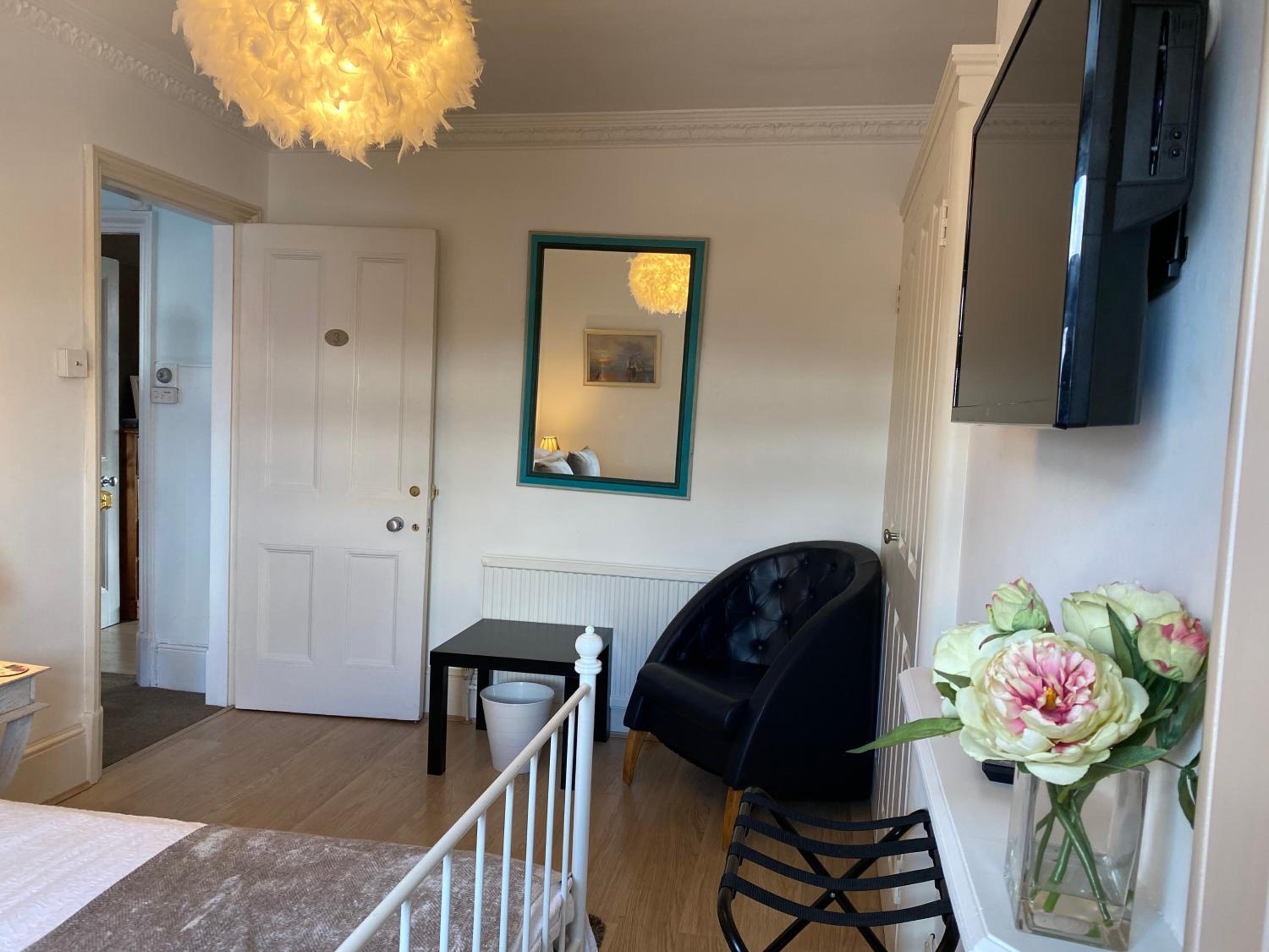 Deluxe Three Bed BnB in Henley-on-Thames near Station River & Town Centre view 4