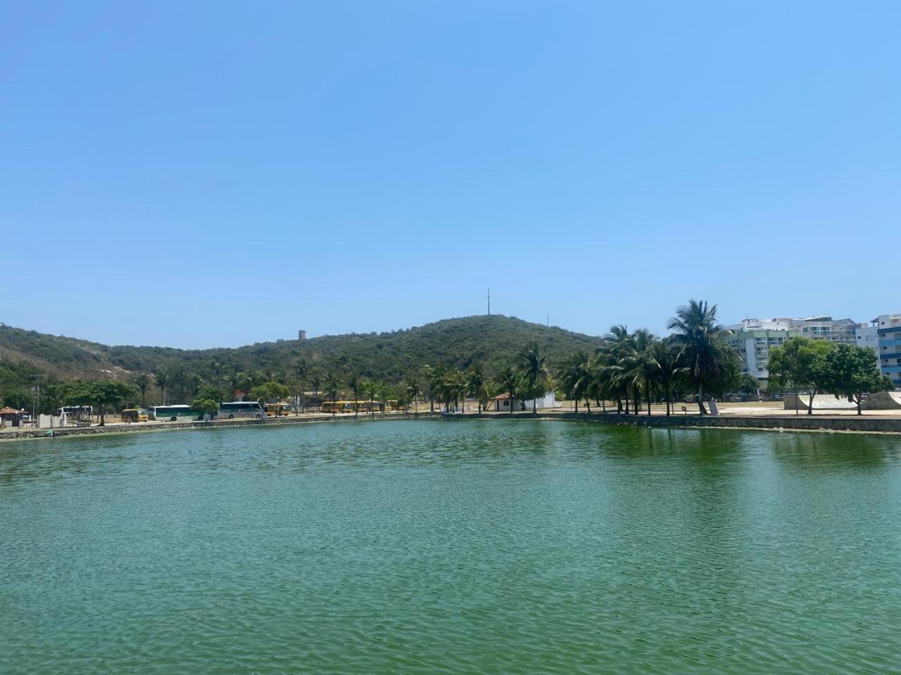 Prainha com roupa de cama e banho